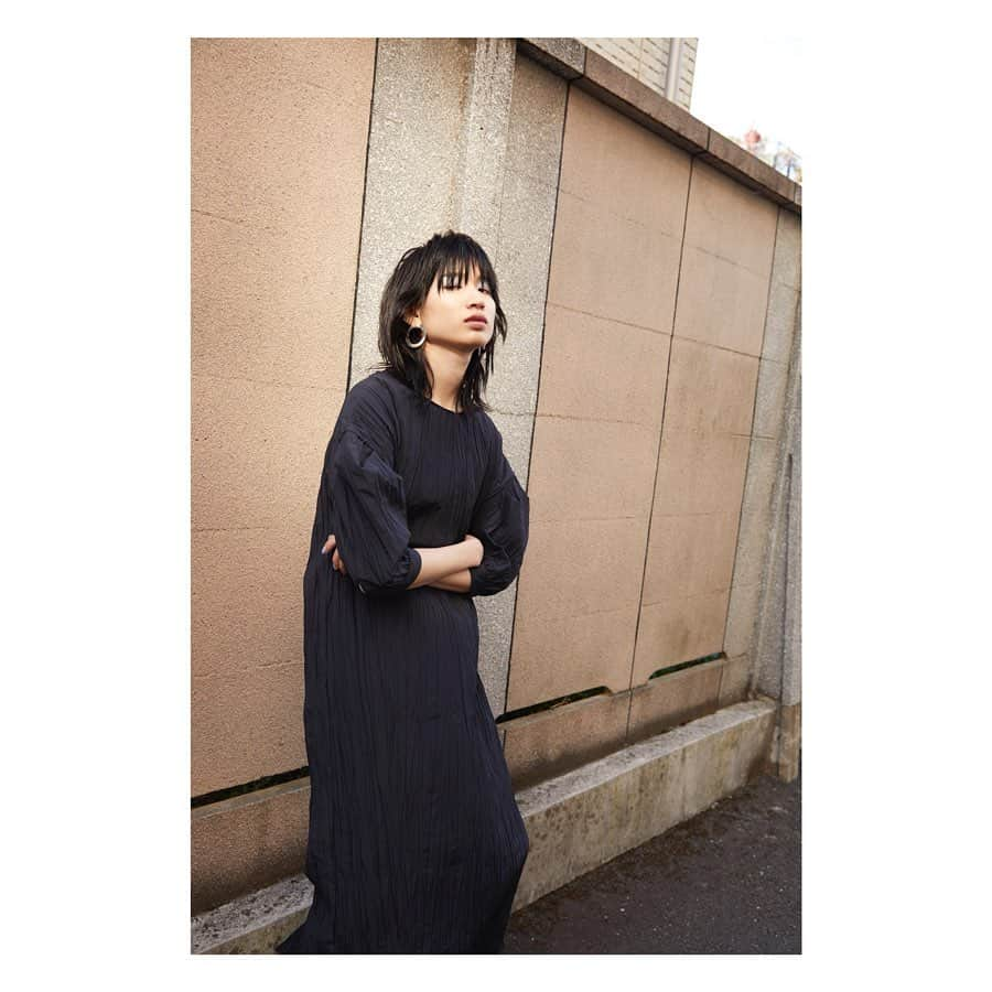 CIROI CIROI × MINETV VOL.1 ONAIRさんのインスタグラム写真 - (CIROI CIROI × MINETV VOL.1 ONAIRInstagram)「【STYLE】 ＿＿＿＿＿＿＿＿＿＿＿＿＿＿＿＿＿＿＿＿＿＿＿＿＿ One-piece: Shuǐliú washer one-piece  Color: beige/navy Price: ¥22,000+tax.⇨¥14,300+tax. ￣￣￣￣￣￣￣￣￣￣￣￣￣￣￣￣￣￣￣￣￣￣￣￣￣ . One piece. 全面にシワ加工を施した、印象的で上品なデザインのワンピース。クラシカルで大胆なパフスリーブと、ボディのストレートシルエットが、一枚でさらりと着てもインパクトがありクールに着こなせます。 ワッシャー素材はボディラインが響きにくく、気軽にデイリーユースして頂けます。 . #CIROI」6月16日 12時06分 - ciroi_official