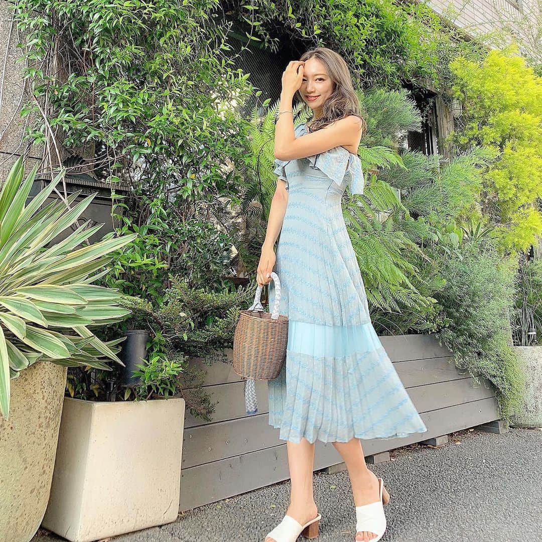 唯可（yuika）さんのインスタグラム写真 - (唯可（yuika）Instagram)「* 晴れた日は @eimyistoire_official  のワンショルワンピース👗💙 * 晴れの日がやっぱりすきぃぃ🌞 * * #eimyistoire #instafashion #ootdoutfitoftheday  #エイミーイストワール #ワンショル#ワンピース#ロングワンピース#ロングワンピ」6月16日 12時09分 - yu.i.k.a