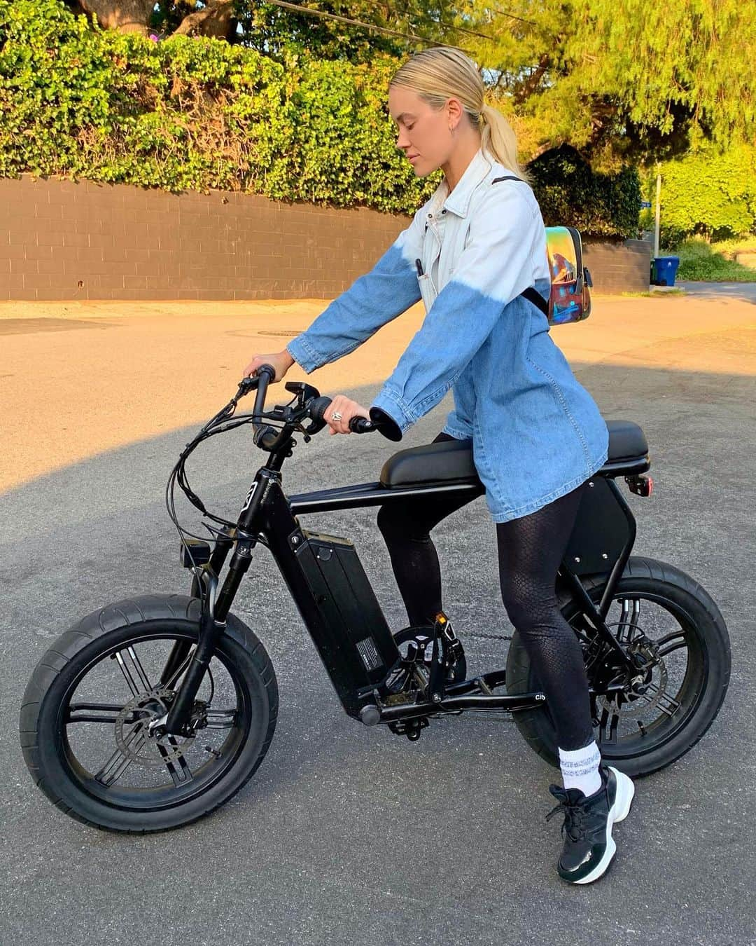 Peta Murgatroydさんのインスタグラム写真 - (Peta MurgatroydInstagram)「Thanks @juicedbikes for the ultimate ride 😎 this baby can fly!!!!」6月16日 12時21分 - petamurgatroyd