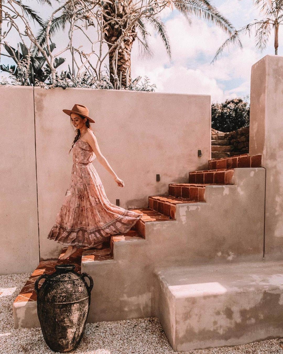 SPELLさんのインスタグラム写真 - (SPELLInstagram)「Some of the most beautiful stairs we’ve ever seen 💕 our @billierosewhite_ floating in our Wild Bloom Strappy at @therangebyronbay 🌾」6月16日 12時16分 - spell
