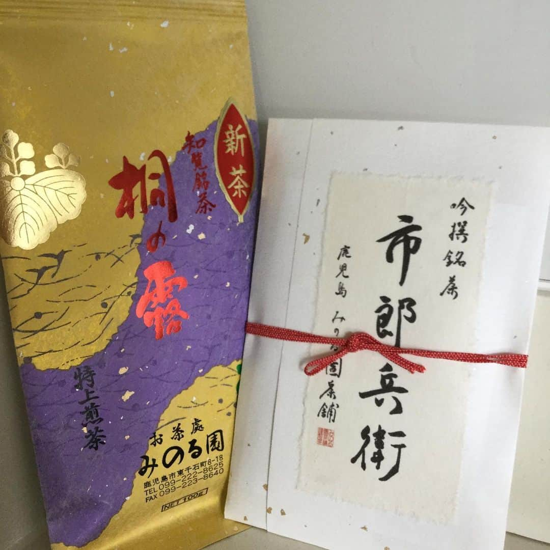 杉本彩さんのインスタグラム写真 - (杉本彩Instagram)「* 鹿児島の吟撰銘茶「市郎兵衛」🍵 * * 昔から煎茶が大好きな私は、急須で淹れたお茶を毎日いただきますが、  仕事の現場に行く時、水筒にお茶を作って持っていくこともしばしば😌  この度、一番茶を使用した“みのる園茶舗”の最高級茶と出合いました。  とても深い味わいの芳醇な香りが素晴らしい銘茶です✨  このお茶の名前の由来がとても素敵💖(写真2枚目)  #市郎兵衛  #吟撰銘茶 #みのる園茶舗  #知覧銘茶 #桐の露 #特上煎茶 #新茶 #日本茶」6月16日 12時18分 - sugimoto_aya0719