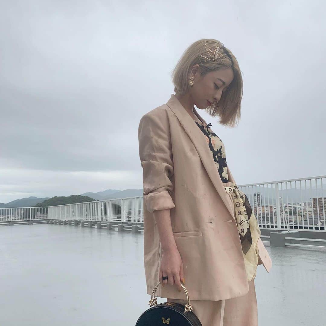 のインスタグラム：「. . 結婚式にはジャケットコーデにアクセはゴールドで全体的にワントーンで統一しました♡. みほは金髪だからこういう色のが派手見えしないし馴染む✌︎ . .  #ジャケットコーデ #結婚式コーデ #outfit #ootd #junebride #mimiコーデ」