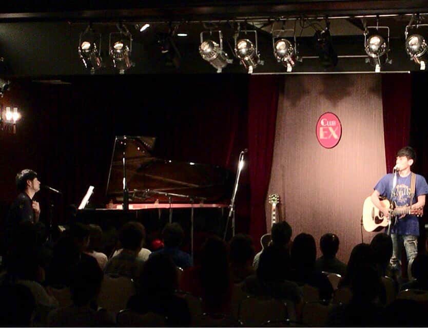 寺岡呼人のインスタグラム：「新時代ツアー@福島﻿ ﻿ 気づけばこのツアーも残り三本。﻿ 駆け抜け過ぎ（笑）。﻿ ﻿ クラマーズハイのように、終わったら寂しくなるのが、今から想像できる。﻿ ﻿ さて、福島！﻿ ソロになって初めてきました。﻿ これも浜端君の激推しによって実現しました。﻿ ﻿ 福島の皆さん﻿も暖かく迎えてくれ、楽しくて、そしてツアーが終わるのを惜しむように、だらだらとずっとトークしてしまってすみません（笑）。﻿ ﻿ でも、楽しかった。﻿ 来てくれた皆さん、ありがとうございました。﻿ ﻿ あと2本！﻿ ﻿ #浜端ヨウヘイ & #寺岡呼人 ﻿﻿﻿ ツアー2019～新時代～﻿﻿﻿ ﻿﻿﻿ チケットは↓から﻿ https://t.co/GHQDQNKuNw﻿ ﻿ ﻿﻿﻿﻿﻿ ■スケジュール﻿﻿﻿﻿﻿ ﻿﻿﻿﻿ ﻿﻿﻿﻿﻿﻿﻿﻿﻿﻿﻿﻿﻿﻿﻿﻿﻿﻿﻿ 2019年6月16日 （日） 仙台　enn2nd﻿﻿﻿﻿﻿ OPEN 16:30 START 17:00　info. 022-212-2678﻿﻿﻿﻿﻿ ﻿﻿﻿﻿﻿ 2019年6月18日 （火） 渋谷　eplus LIVING ROOM CAFE&DINING﻿﻿﻿﻿﻿ OPEN 18:30 START 19:00　info. 03-6452-5424﻿﻿﻿﻿﻿ ﻿﻿﻿﻿﻿ ﻿﻿﻿﻿﻿ ■チケット﻿﻿﻿﻿﻿ 前売¥5,000　当日¥5,500 （税込・ドリンク代別）﻿﻿﻿﻿﻿ ﻿﻿﻿﻿﻿ 【一般発売】 ﻿﻿﻿﻿ 受付URL 　http://eplus.jp/yohito/﻿﻿﻿﻿ ※先着受付、規定枚数になり次第終了！﻿﻿﻿﻿ ﻿﻿﻿ ﻿﻿ ﻿﻿﻿﻿ #寺岡呼人 ﻿﻿﻿﻿ #浜端ヨウヘイ﻿﻿﻿﻿ #新時代﻿」