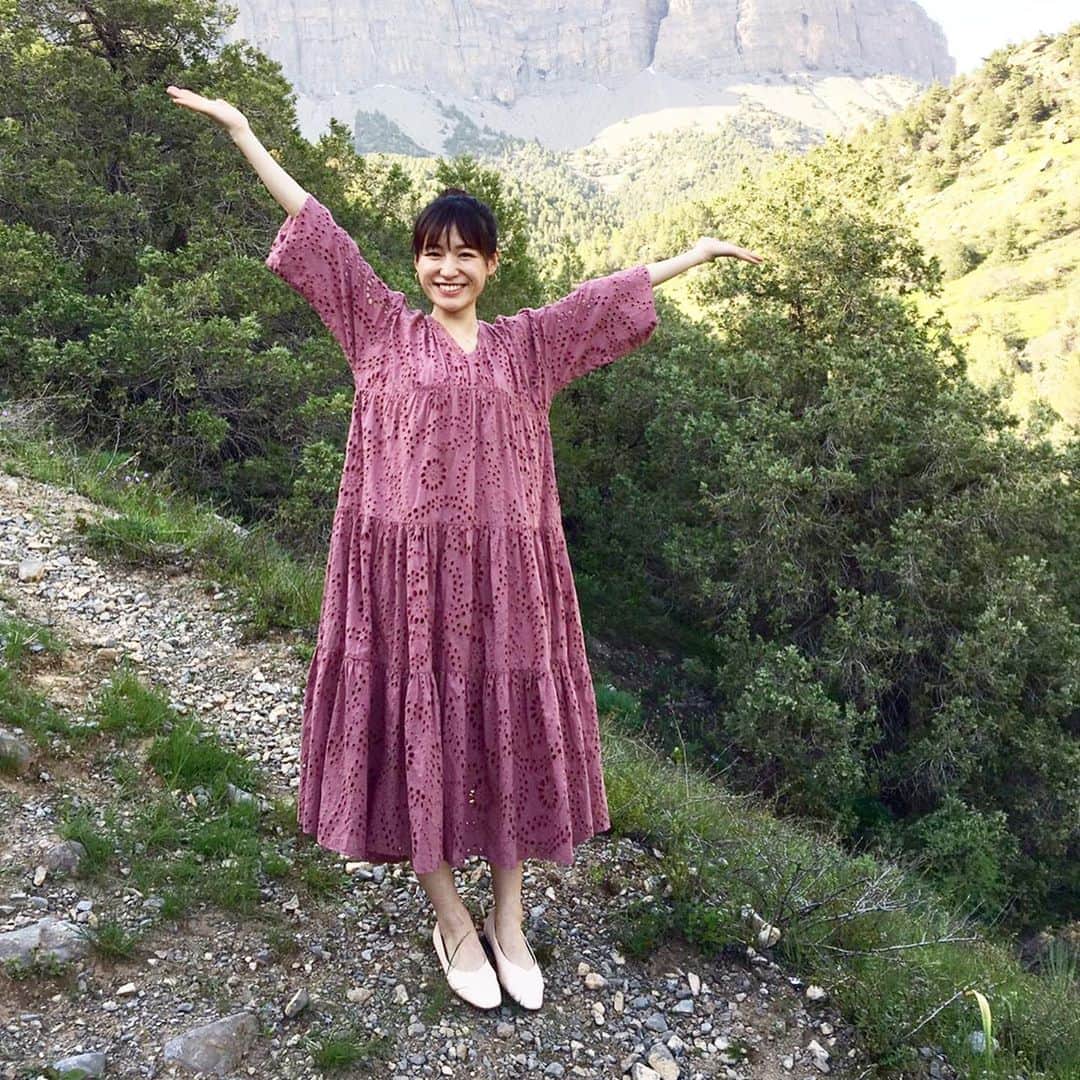 平田薫さんのインスタグラム写真 - (平田薫Instagram)「ウズベキスタンは自然が沢山！ 2枚目は、野生のチューリップ🌷現地のスタッフさんに頂いたよ☺️自生するチューリップ、初めて見た！！ このピンクのワンピースは @ungrid_official  ピアスは @agete_official  です☺️かわいいお衣装でロケできて幸せ、」6月16日 12時38分 - hiratakaoru1215