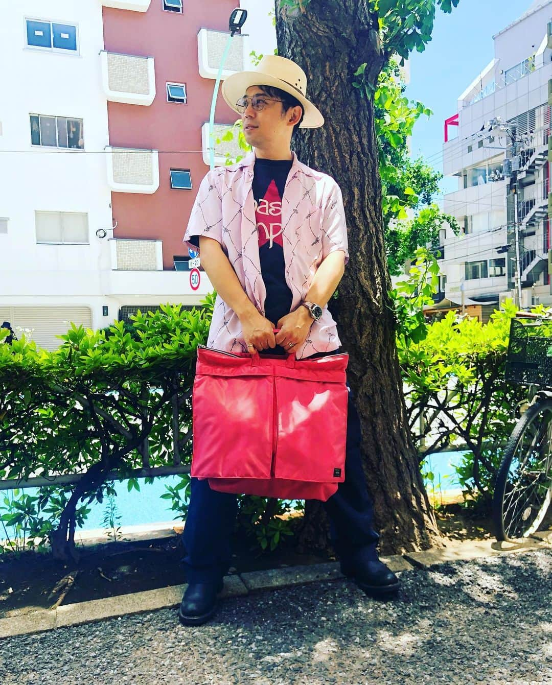 岡田義徳さんのインスタグラム写真 - (岡田義徳Instagram)「PORTER × NEXUSⅦ  ROSE DYE HELMET BAG @vel_tyo_nexusvii  めっちゃ良い色のアイテム！  #岡田義徳  #nexusvii  #ネクサスセブン  #porter  @vel_tyo_nexusvii」6月16日 12時32分 - yoshinori_okada_44