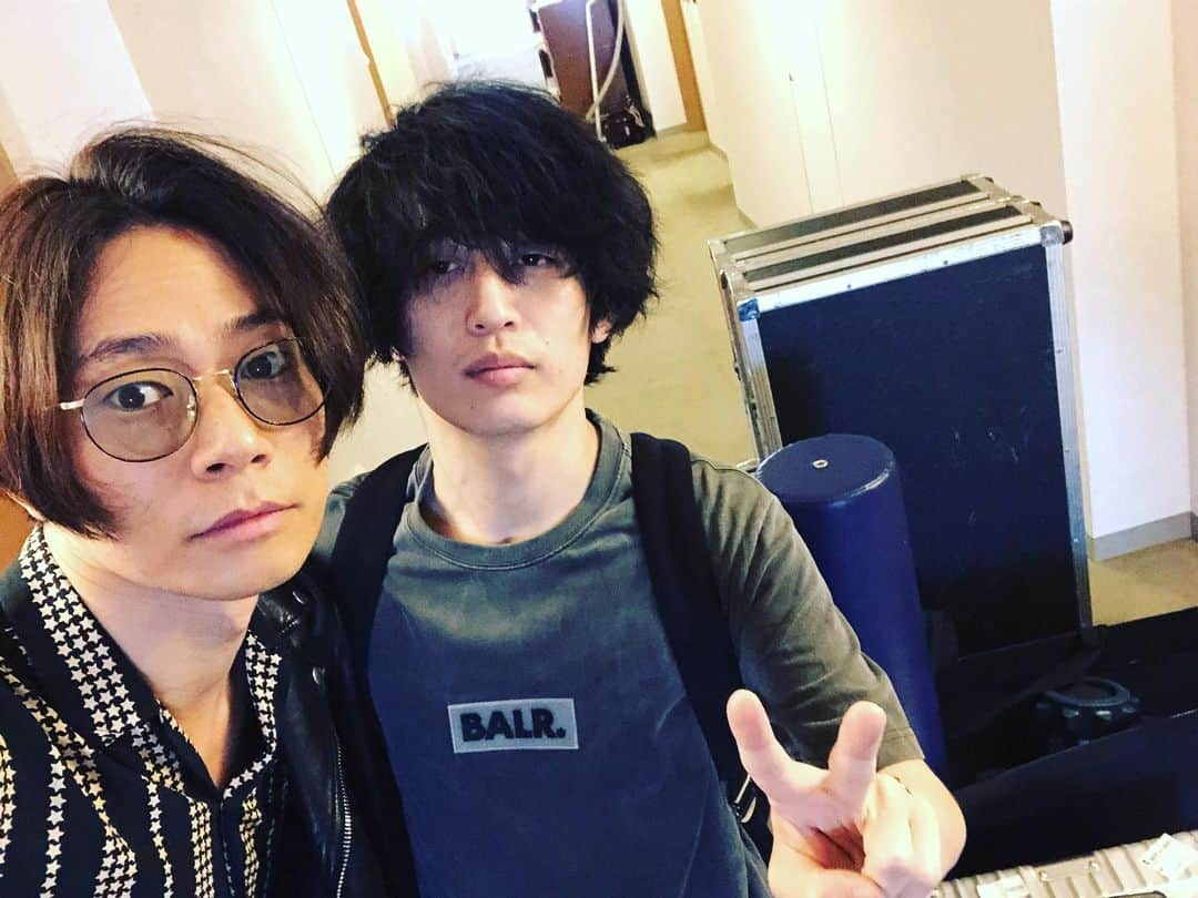 [ALEXANDROS]さんのインスタグラム写真 - ([ALEXANDROS]Instagram)「ファイナルのファイナル。  洋平  #ホテルの部屋隣だた #ストレッチポール使ってるぽい」6月16日 12時32分 - alexandros_official_insta