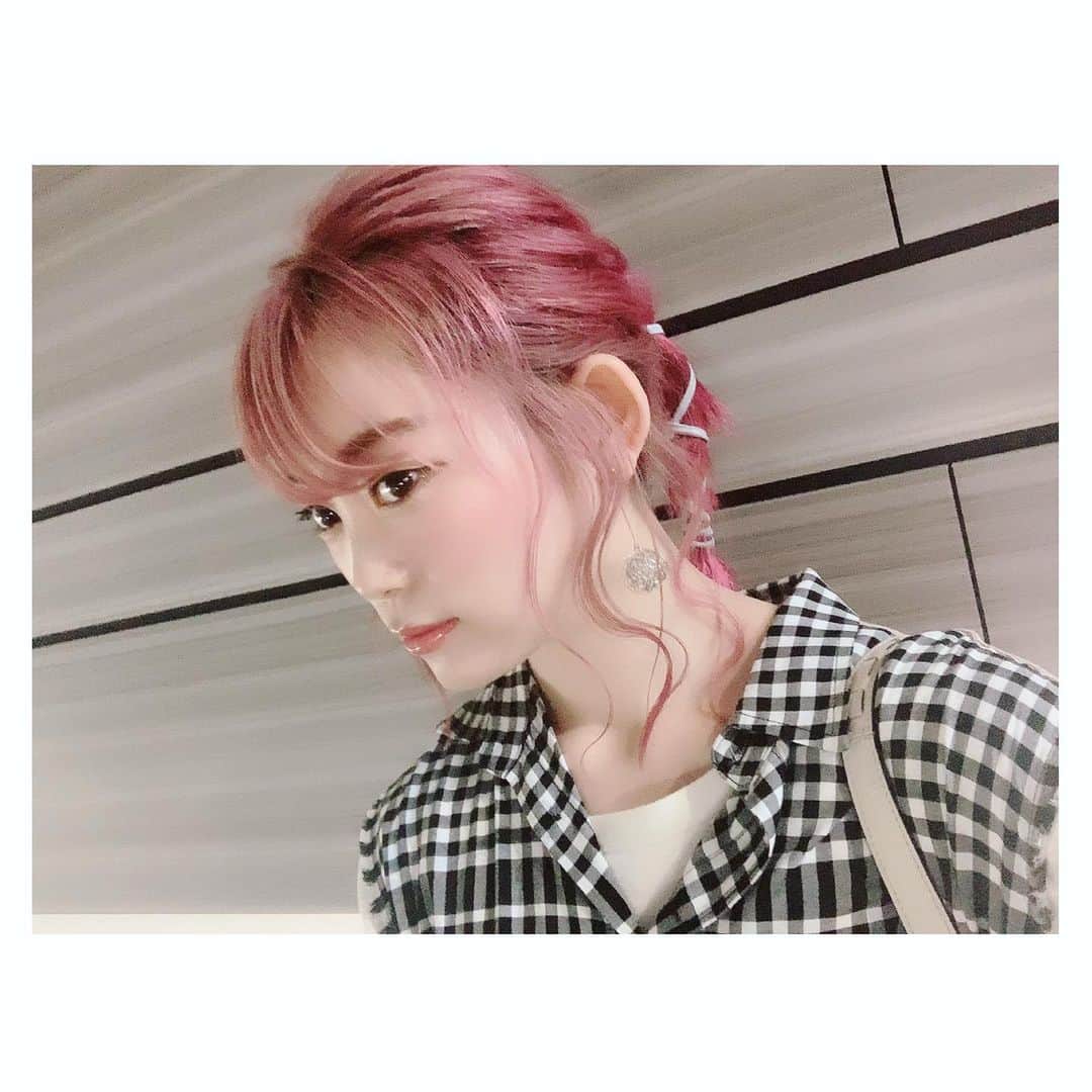 美木優希奈さんのインスタグラム写真 - (美木優希奈Instagram)「・ #beautycontokyo  綺麗な人、おしゃれな人がたくさんいて刺激になりました。 やっぱり『美』に触れてる時間って素敵だし大事だしとても好きな時間。 いろんなメイクやファッションにも挑戦したいし常に変化し続ける自分でありたい。 軽くヘアやメイクもやってもらえて勉強になりました。 昨日は#celvoke の口紅を購入。 #ディグニファイドリップス の5番 初のオレンジ系の色に挑戦。 また新たな発見でした。  そしてお土産というかいろいろもらっちゃいました！ ６枚目の写真です。 右下の口紅以外は全てもらえました！ 1番驚いたのが中央の方にある#スパトリートメント の#クッションファンデ  色はピンクオークル 試供品かと思いきや商品そのまま！ いろいろ使ってみたいと思います！ ・ ・ #beautycon  #headlight #professionalmakeup  #spatreatments  #singer #instagood #singersongwriter  #nyxcosmetics  #セルヴォーク  #モロッカンオイル  #撮影  #弾き語り女子  #ギター女子  #ギター弾き語り  #ピンクグラデーション #ピンクヘアー  #サロンモデル  #シンガーソングライター  #ファッション #メイク  #おしゃれさんと繋がりたい  #ナイロンジャパン #ディーゼル  #かわかっこいい」6月16日 12時33分 - yukina_miki
