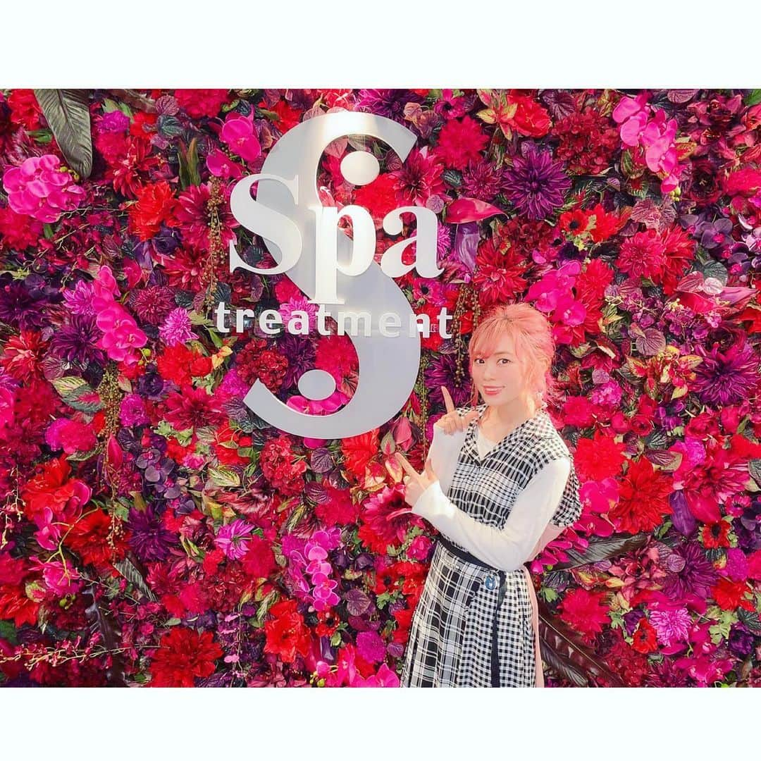 美木優希奈さんのインスタグラム写真 - (美木優希奈Instagram)「・ #beautycontokyo  綺麗な人、おしゃれな人がたくさんいて刺激になりました。 やっぱり『美』に触れてる時間って素敵だし大事だしとても好きな時間。 いろんなメイクやファッションにも挑戦したいし常に変化し続ける自分でありたい。 軽くヘアやメイクもやってもらえて勉強になりました。 昨日は#celvoke の口紅を購入。 #ディグニファイドリップス の5番 初のオレンジ系の色に挑戦。 また新たな発見でした。  そしてお土産というかいろいろもらっちゃいました！ ６枚目の写真です。 右下の口紅以外は全てもらえました！ 1番驚いたのが中央の方にある#スパトリートメント の#クッションファンデ  色はピンクオークル 試供品かと思いきや商品そのまま！ いろいろ使ってみたいと思います！ ・ ・ #beautycon  #headlight #professionalmakeup  #spatreatments  #singer #instagood #singersongwriter  #nyxcosmetics  #セルヴォーク  #モロッカンオイル  #撮影  #弾き語り女子  #ギター女子  #ギター弾き語り  #ピンクグラデーション #ピンクヘアー  #サロンモデル  #シンガーソングライター  #ファッション #メイク  #おしゃれさんと繋がりたい  #ナイロンジャパン #ディーゼル  #かわかっこいい」6月16日 12時33分 - yukina_miki