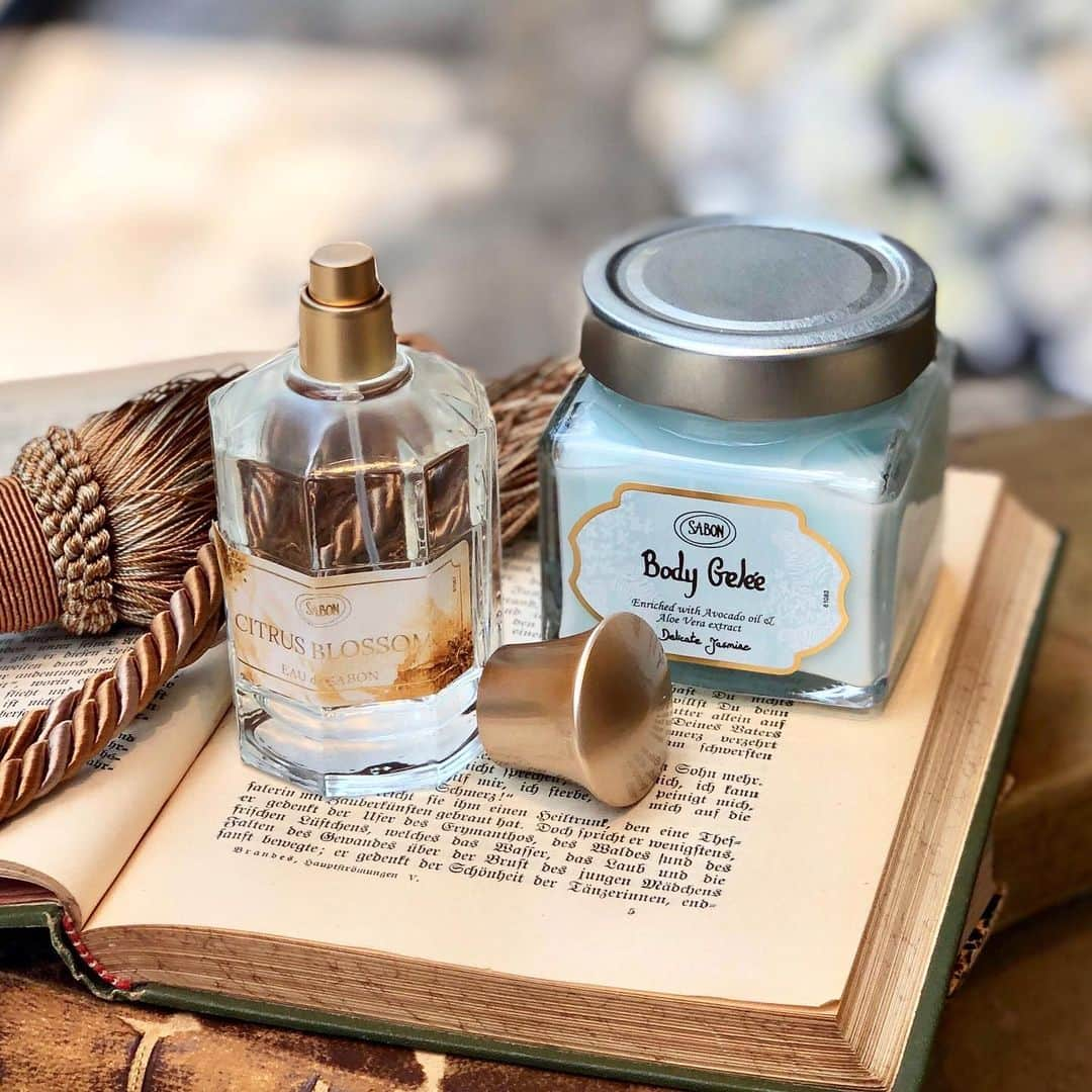 SABON Japanさんのインスタグラム写真 - (SABON JapanInstagram)「心を満たすEAU de SABONと、自分らしさを魅せるBody Gelée。﻿ 異なる香りのハーモニーで目覚める新しい自分。﻿ それが、SABONの香りペアリング。﻿ ﻿ Body Geléeは、ひんやりした感触で潤し香るフレグランスジュレ。﻿ 肌にのばした瞬間から、みずみずしいテクスチャーと豊かな香りに包まれます。﻿ 時間が経つに連れて肌になじみ、﻿ それはまるで、潤いと香りを閉じ込めたセカンドスキンのよう。﻿ ﻿ ベタつきやすいこの時期、朝のボディケアに取り入れると、気持ちまですっきりとクールダウンしてくれそう。﻿ ﻿ どの香りとも相性が良いSABON独自の香りのレシピは、その時のイメージで自由にかけあわせられるのが特徴です。﻿ ﻿ あなただけの香りペアリングを、お楽しみください。﻿ ﻿ ﻿ #SABON香りペアリング﻿﻿﻿﻿ #sabon#EAUdeSABON#BodyGelée#bodycare#fragrance#eaudetoilette#新発売#サボン#オードゥサボン#ボディジュレ#フレグランス#オードトワレ#香り#ペアリング#フレグランスジュレ#冷感ケア#フレグランスジュレ#セカンドスキン#夏コスメ#ボディケア#香水#コスメ#香りのある暮らし」6月16日 12時42分 - sabon_japan