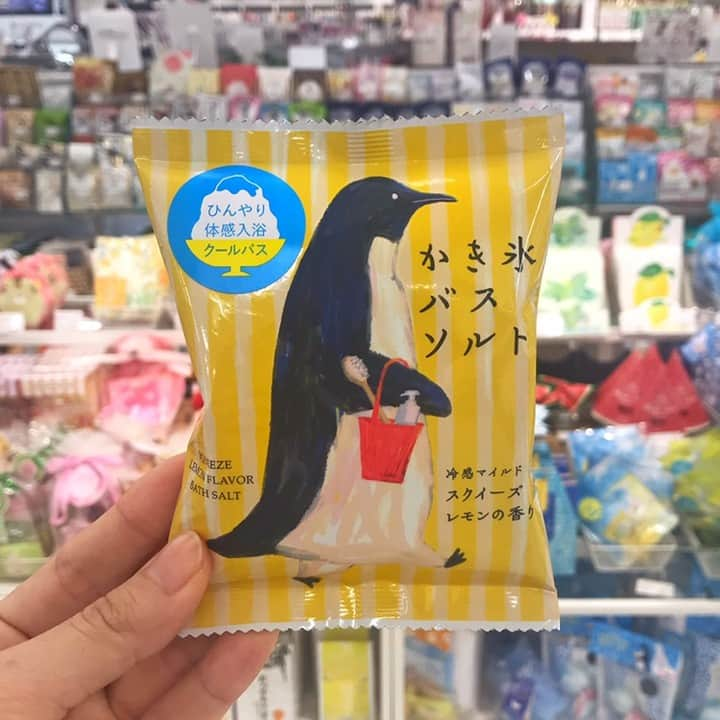 東急ハンズさんのインスタグラム写真 - (東急ハンズInstagram)「バスタイムもクールにいきましょう！⠀ ⠀ かき氷バスソルト　スクイーズレモン　180円＋税⠀ ⠀ #東急ハンズ #ハンズ #tokyuhands #かき氷バスソルト #バスソルト #入浴剤 #入浴剤マニア #ペンギン #ペンギングッズ#美容 #美容好き #暑さ対策 #ギフト #プチギフト #お土産 #beauty #instabeauty ⠀ ※一部店舗では取扱いがない場合がございます。⁣」6月16日 12時55分 - tokyuhandsinc