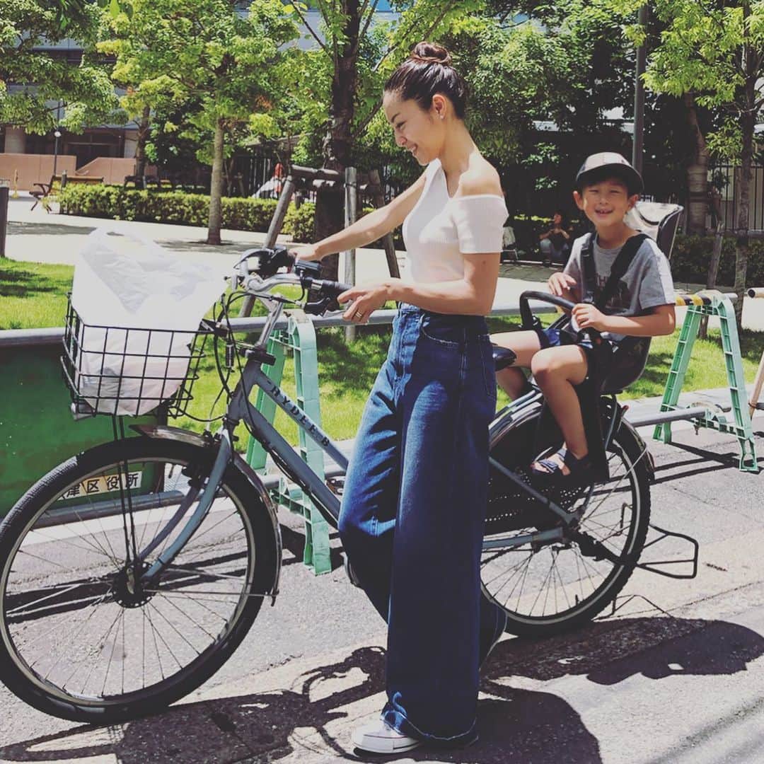 草柳ゆうきさんのインスタグラム写真 - (草柳ゆうきInstagram)「おかんの日常。。。笑 卒園してから後ろに乗ってないから、久しぶりに乗りたい！という息子のリクエストに応えて。 気付けばもうすっかり自分で自転車に乗れるようになったなぁ。 ・  トップス @laguagem  デニム @woadblue ・  #大人カジュアル#ママコーデ#今日のコーデ#シンプルコーデ#アラフォーコーデ#アラフォーママ#今日の服#ママ#ママライフ#アラフォー#カジュアル#コーデ#ママファッション#お洒落さんと繋がりたい#インスタ映え#locari#ootd_kob #code#fashion#スナップミー#小学生ママ」6月16日 12時56分 - kusayuu