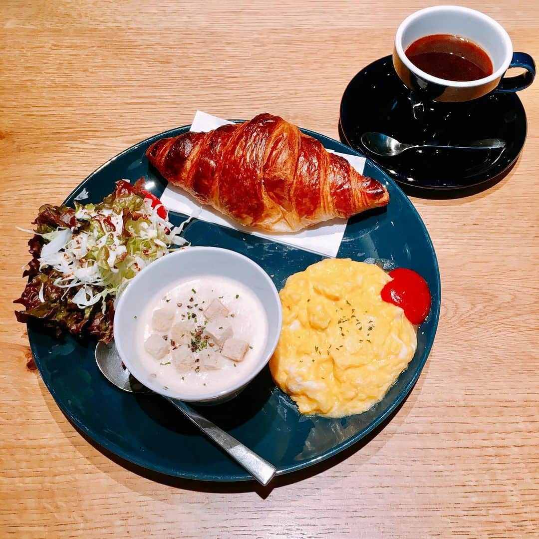 のインスタグラム：「モーニング・コレクション！今週のモニコレは弁天町にあるWORK BENCH COFFEE ROASTERSのクロワッサンプレート！  フォトジェニックなHOTEL SHE,OSAKAの1Fにあるカフェ。焼きたてのクロワッサン、ちぎるとバターのいい匂い〜。外はサクッと、中はバターがじゅわり、たまらない美味しさ♡空気をたっぷり含ませながら作るスクランブルエッグ、週替わりのスープ、サラダがワンプレートに！  コーヒーはエスプレッソをお湯で割ったアメリカーノ。コーヒーの香りを楽しんでもらえるように浅煎りの豆で。日替わりのコーヒー豆、どんなコーヒーに出会えるかもお楽しみ。  #workbenchcoffeeroasters #hotelsheosaka #クロワッサンプレート #fm802 #brightmorning #モーニングコレクション #モニコレ #金曜朝7時半からコーナーお届けしてます」