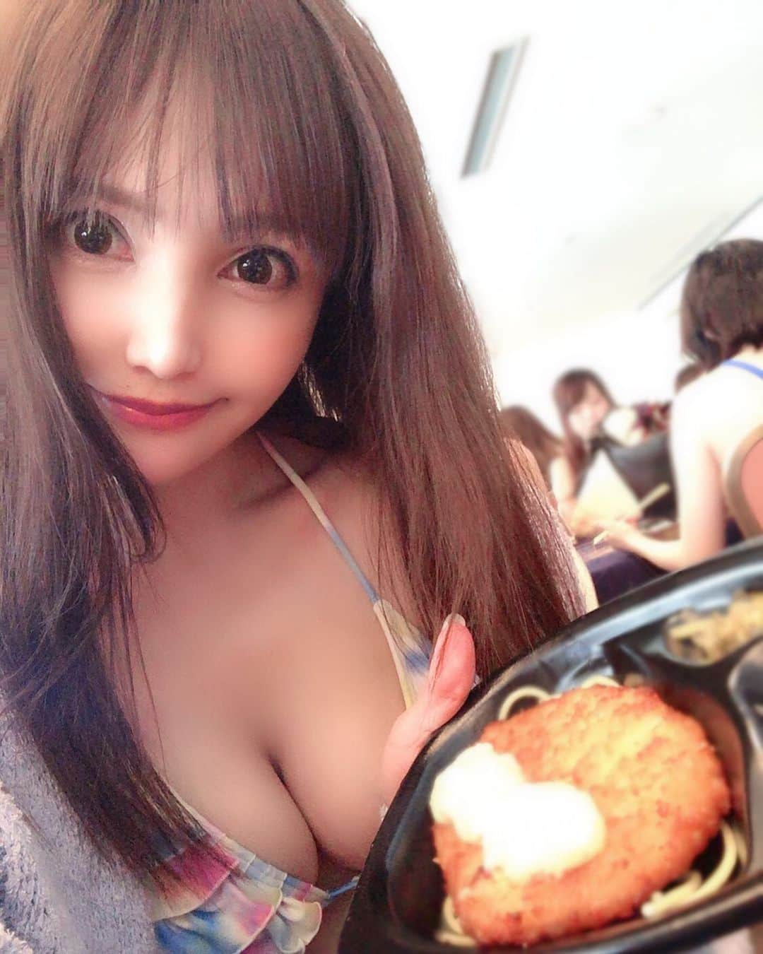 宇佐美あいりさんのインスタグラム写真 - (宇佐美あいりInstagram)「楽屋でお昼休憩中🐰💓お弁当チキン南蛮にしたなり🐥初のプール撮影会後3部あります♬会いに来てねん(◍⁃͈ᴗ•͈)४४४♡*http://www.dc-e.net/hanamaru/  #グラドル自画撮り部#섹시#sexy#cute#エロカワ#お姉さん#谷間#巨乳#胸#fカップ#おっぱい#水着#ビキニ#プール撮影会#大磯#ヤングチャンピオン#はなまる撮影会#撮影会#プール撮影会#チキン南蛮#japanesegirl#instadaily#instalike#igers #selfie#instagood#pleaselike#pleasefollow#followme」6月16日 12時50分 - airi.usami_official