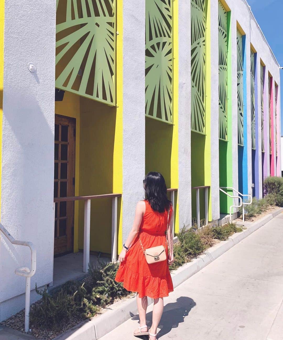 のインスタグラム：「Palm Springs🌴 出張でカリフォルニアに来ています☀️ 今日はラスベガス〜ロスまで車で移動😆 写真は途中でランチしたパームスプリングスのホテルです🌈 #CA #california #palmsprings #potd #ootd #work」