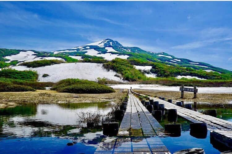 登山*トレッキング*アウトドア『.HYAKKEI』さんのインスタグラム写真 - (登山*トレッキング*アウトドア『.HYAKKEI』Instagram)「残雪と新緑と青空。ここまでコントラストはっきりとした色合いに恵まれることはそう多くない、美しい景観の一枚。 ・ photo by @hashida_hdj ・ ・ あなたの山の思い出picを#hyakkeime で投稿してください！みんなで素敵なお山ギャラリーをつくりましょー！﻿ ・﻿ ・﻿ ・﻿ #登山好きな人と繋がりたい #登山 #山登り #山歩き #山ガール #登山女子 #山ボーイ #山バカ #landscape #絶景 #日本の絶景 #as_archive #vsco #reco_ig #光と影 #広角 #青空 #sky #自然美 #雪山 #残雪 #新緑 #鳥海山」6月16日 18時28分 - hyakkei_me