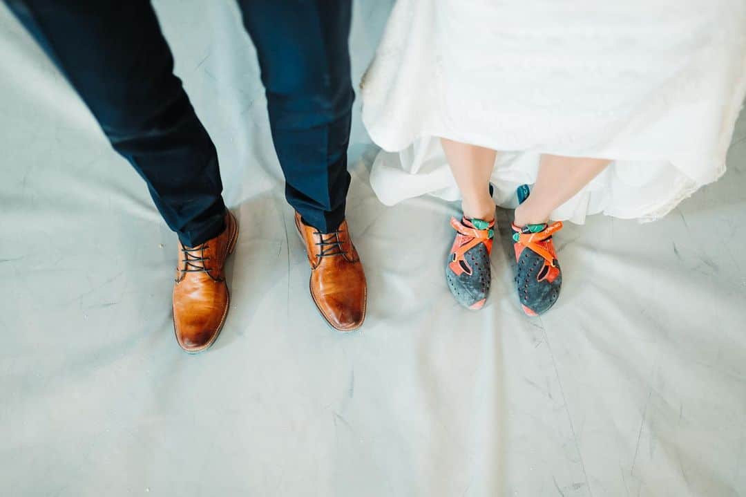 マヤ・ヴィドマーのインスタグラム：「Changing wedding shoes for cool photo session with @dudesvsgravity_official 📸😜 . . @scarpaspa #furia80 #wedding #weddingshoes #photoshooting @fa_climb #climbing #happyness ❤️😎」