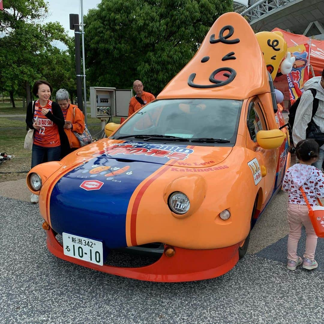 やふさんのインスタグラム写真 - (やふInstagram)「昨日は弾丸日帰り新潟旅行でした。片道3時間半ですが思ったより近い近い！ 万代島の鮮魚センターで念願ののどぐろ・皮はぎ・白身・ブリなど満喫。のどぐろ最高！ おみやげの岩ガキなどもしっかり買って、海岸沿いドライブして試合みて夜中に帰ってきました。 途中長岡でおせんべいも大量買いできたし大満足でした。」6月16日 18時21分 - kyafy