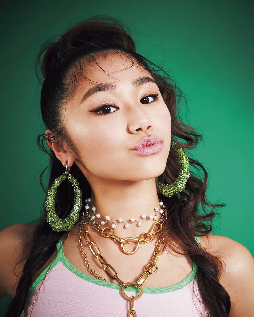 のインスタグラム：「先日行われたNYLON JAPAN15周年パーティでも圧巻のパフォーマンスをみせたRIRI。2011年にホイットニー・ヒューストンを手掛けた名プロデューサー主催のオーディションでファイナリストに選出される。現在もダイナミックな歌声を武器に、世界で活躍することを目指している今注目すべきPOP/R&Bシンガー。そんなRIRIが、今回セパレートまつ毛に囲みアイライン、セミマットなベビーピンクのリップで”THE・DIVA”なメイクアップにトライ♡  july issue Power up, guys!  model @riri_tone  camisole @jouetie_official earrings @pinnap_tokyo_1 layered necklace,chain choker @mondayedition_japan  #nylonjapan #nylonjp #makeup #makeuppage #powerupguys #culture #music #newpower #artist #caelumjp」