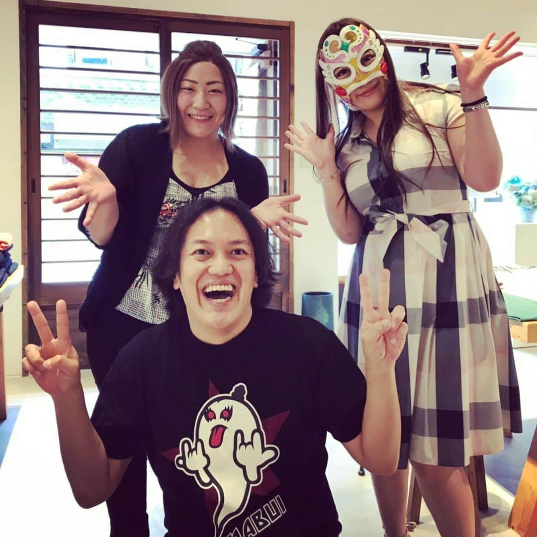 下野佐和子さんのインスタグラム写真 - (下野佐和子Instagram)「フェアリーさんと、友人とともに沖縄・SOUKOさんの即売会in大阪へ行ってきましたー‼️本当にいつも素敵なデザインのTシャツばかり😚💗次は沖縄で‼️ありがとうございました✨👍🏻✨ @souko1go @fairyjapan #沖縄 #tシャツ屋 #souko #お土産 #マブイ君 皆様も沖縄へ行った際は是非🙆❣️」6月16日 18時25分 - osawadon_sawako