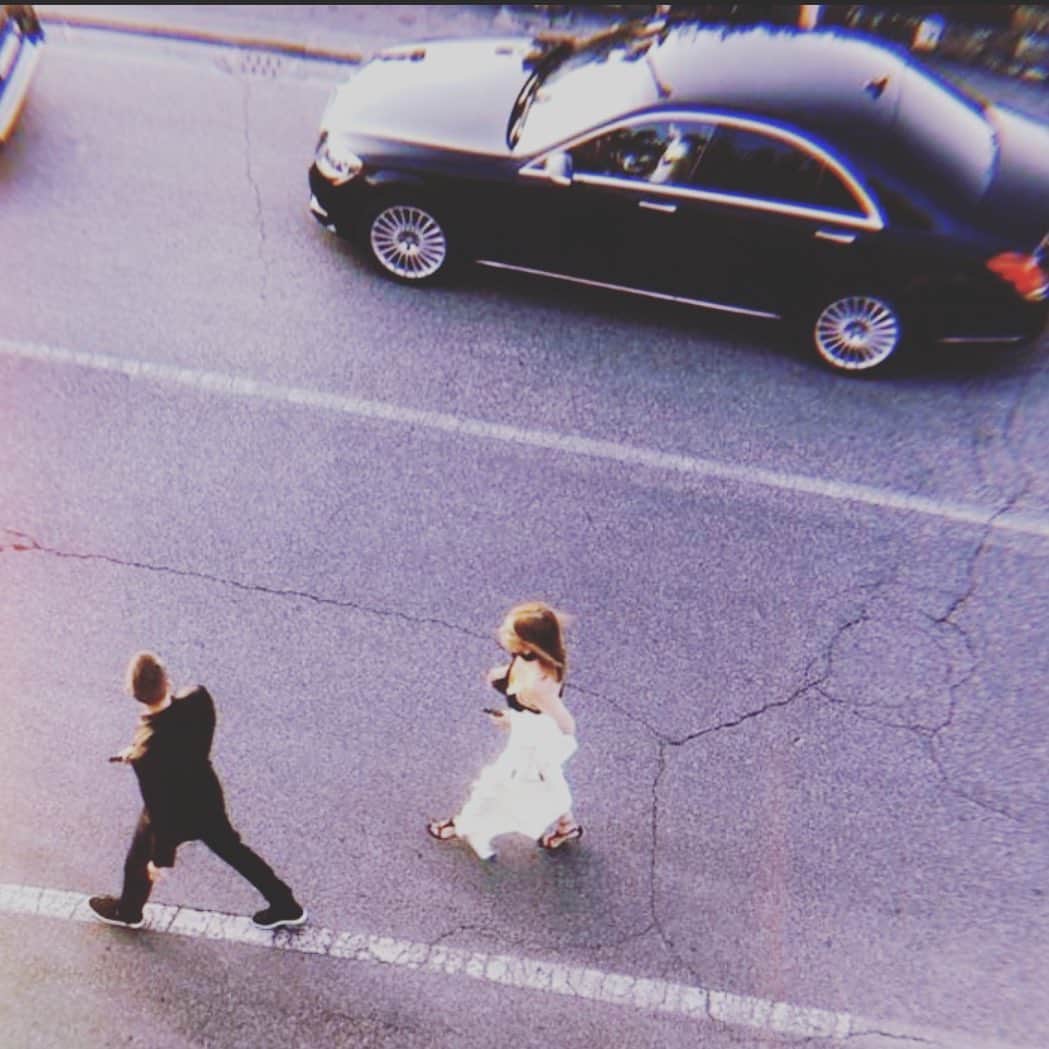 カリーヌ・ロワトフェルドのインスタグラム：「Running late to my own show🥰 @crunway @luisaviaroma @vladimirrestoinroitfeld 🥰🥰🥰」
