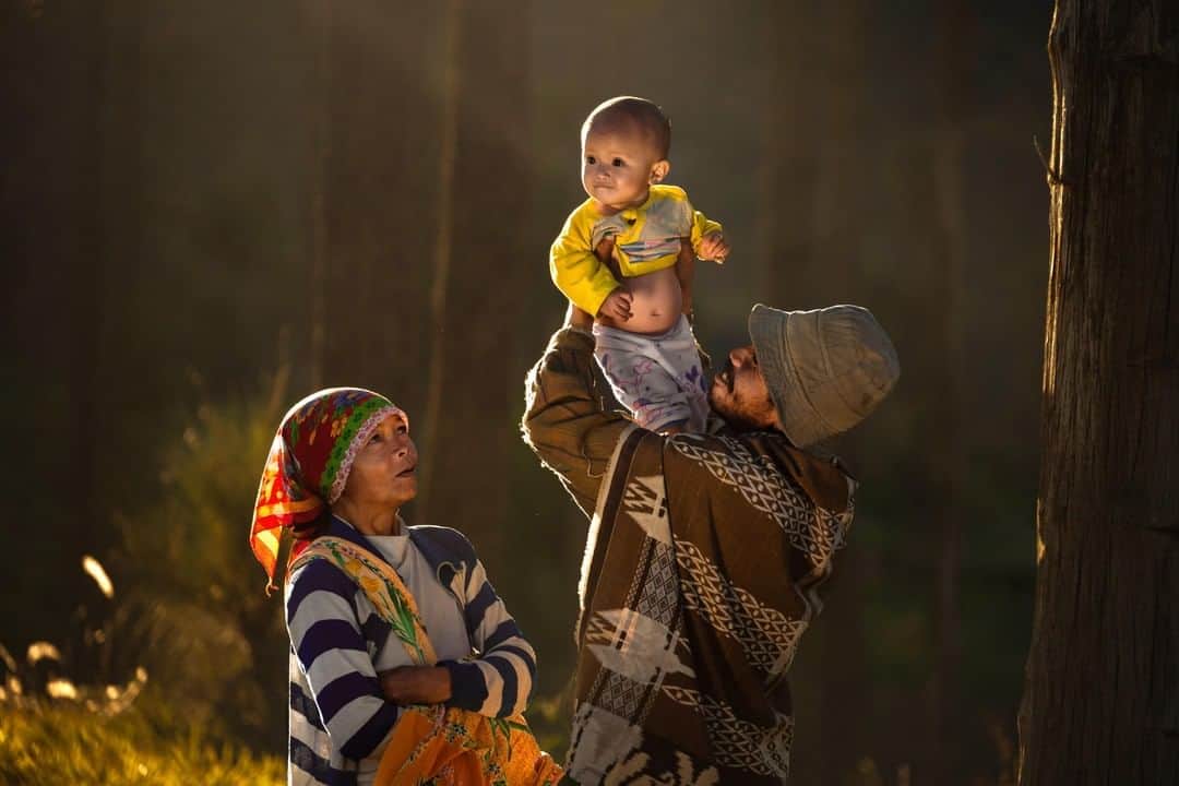 Canon Asiaのインスタグラム：「“A simple picture of an ordinary local Tengger (native Bromo) family, with extraordinary love and nature. Happy with their first grandson.” • Amidst the unassumingly beautiful landscape of Cemoro Lawang, Indonesia, @rarindra_prakarsa captures this tender moment to remind us that the biggest joys in life are sometimes the simplest. 👪  Capture the unconditional love that the generations of fathers have shown us. Happy Father’s Day from Canon! 💙 • 📷 Image by @rarindra_prakarsa shot using the Canon EOS 5D Mark II | f/5 | 1/200s | ISO 100 | 221mm  Want your photos to be featured too? Tag them with #canonasia or submit them on My Canon Story, link in bio!」
