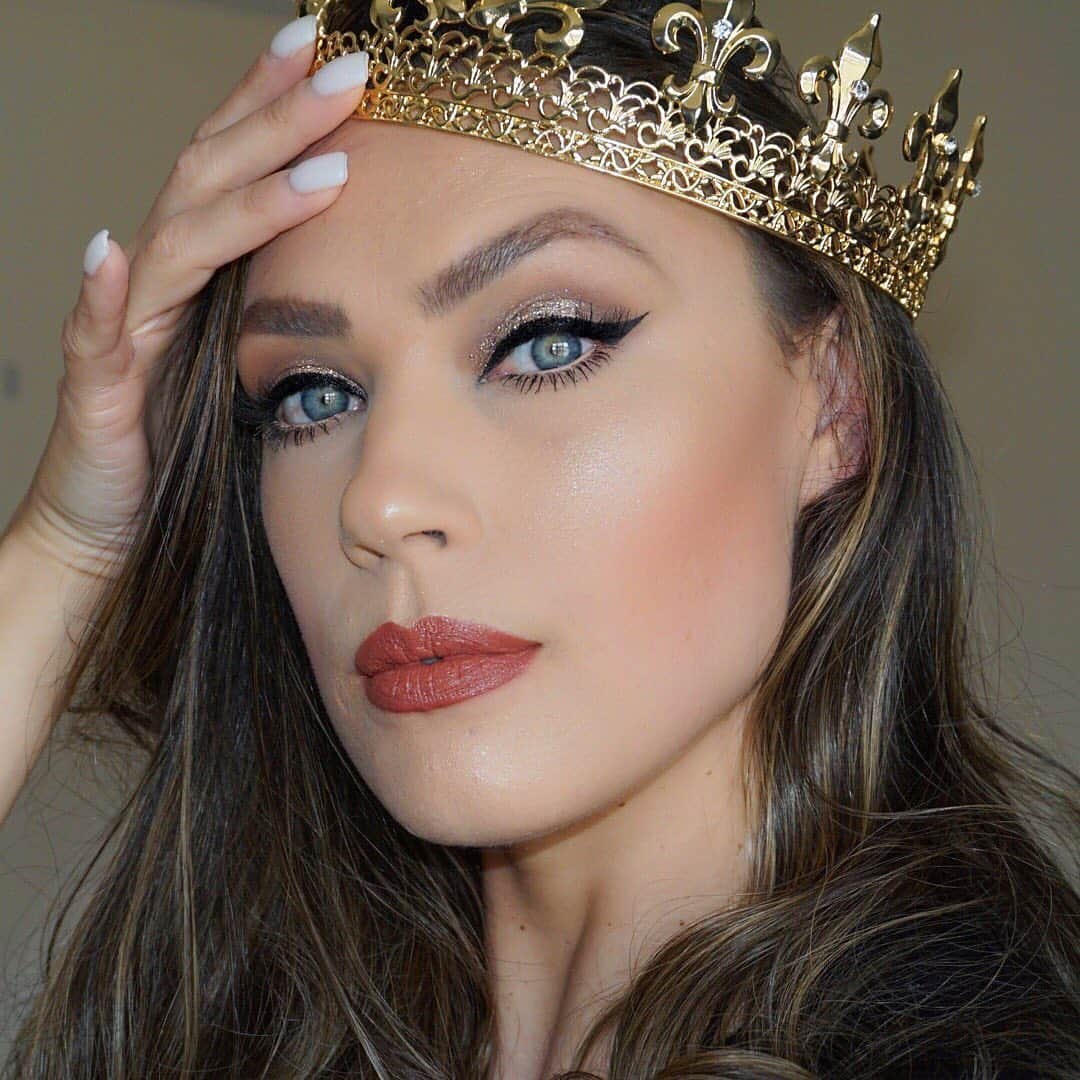 COVERGIRLさんのインスタグラム写真 - (COVERGIRLInstagram)「“Chin up Queen or the crown slips”. @carollago uses #TruNaked Queenship Eyeshadow Palette and #Exhibitionist Liquid Glitter Shadow in 'Flashing Lights on her lids and is looking like🔥🔥. Both products are available for preorder on @amazon! #COVERGIRLMADE #COVERGIRLCrueltyFree #CrueltyFree」6月16日 13時08分 - covergirl