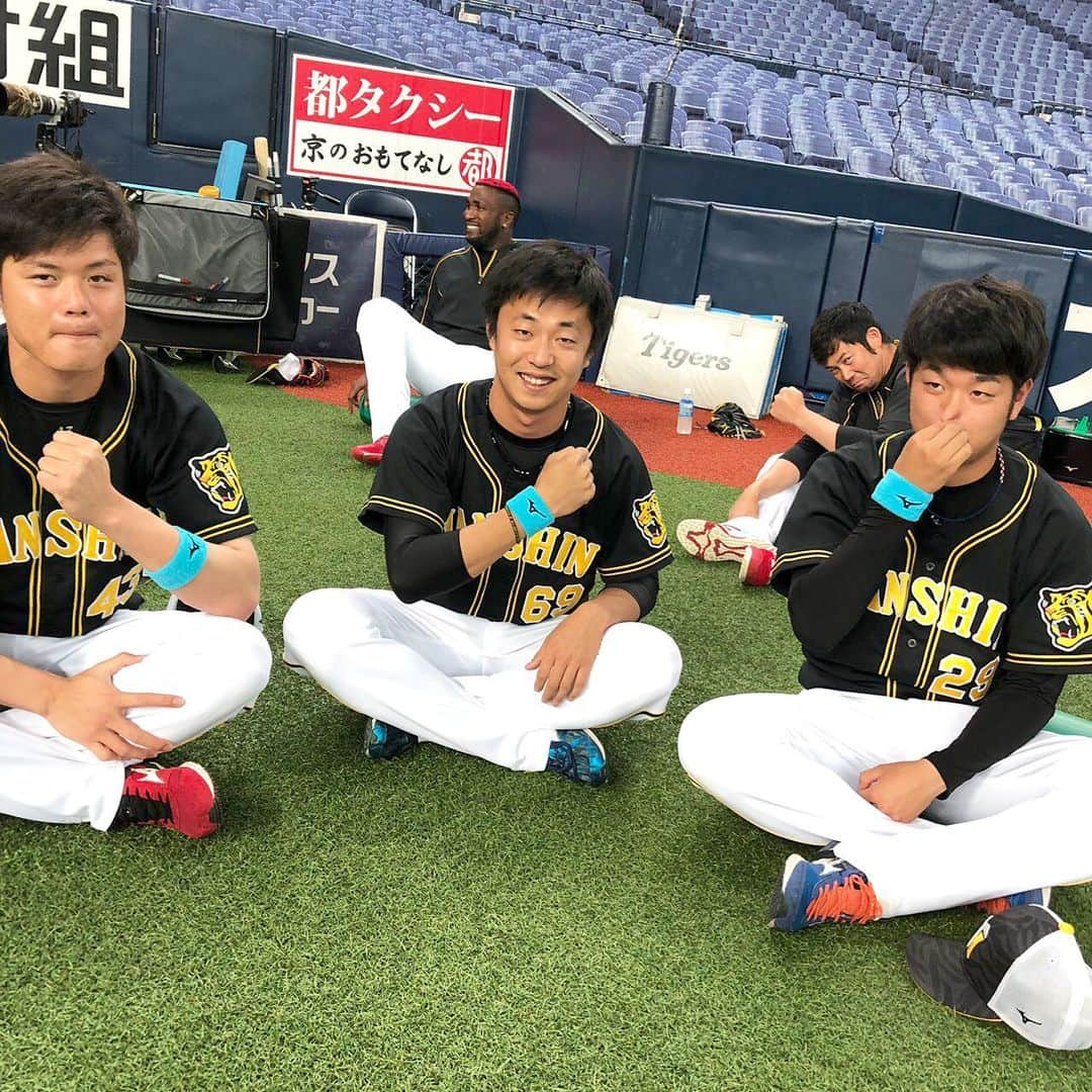 阪神タイガースさんのインスタグラム写真 - (阪神タイガースInstagram)「今日は父の日！選手たちもお父さんに感謝の気持ちを込めてリストバンドを付けてグラウンドへ^ ^ #父の日 #お父さんいつもありがとう ✨ #happyfathersday  #守屋功輝 選手 #島本浩也 選手 #髙橋遥人 選手 #岩田稔 選手 #青柳晃洋 選手 #ランディメッセンジャー 選手 #栗山通訳 #長坂拳弥 選手 #高山俊 選手 #原口文仁 選手 #阪神タイガース」6月16日 13時10分 - hanshintigers_official