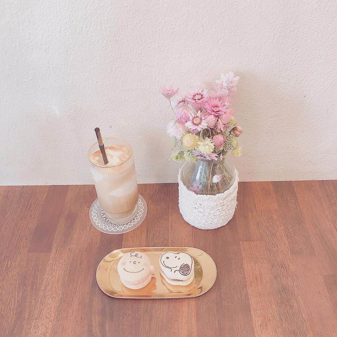 のインスタグラム：「＊__megu813__＊﻿ ﻿ 韓国カフェ🇰🇷☕️﻿ ﻿ マカロンがとーーーっても可愛かった❤️﻿ 食べるのもったいなくて﻿ しばらく愛でるけん﻿ カフェ時間長めだった。笑﻿ ﻿  ホンデにある #AVVIO﻿ https://www.konest.com/m/gourmet_map.html?id=25645﻿ ﻿ 持って帰りたかったなぁ❤️🇯🇵❤️﻿ ﻿ ﻿ #retrip_cafe #genic_cafe #genic_sweets #retrip_korea #tabijyo」