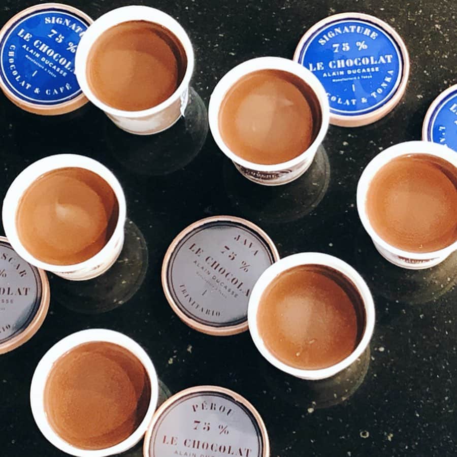 のインスタグラム：「ぜーんぶチョコレートアイス🤗‼️ お味は6種勢ぞろい〜🇫🇷❤️ ・ これも フランス三ツ星シェフ  アランデュカス シェフの夏限定品です❤️ ・ ・ グレーの蓋のアイスはシンプルなチョコレートアイスで、カカオ豆の産地別(ペルー産、マダガスカル産など)。 ・ ・ 青い蓋のは、チョコ&コーヒーや、トンカ豆入りなど。食べ比べると、それぞれの個性があっておいしい 楽しい〜！ ・ ・ →5枚め以降〜🔻 ・ ・ ちなみに。6/15 深夜、テレビ朝日「ポルポ」に出演し、「アイスの食べ頃」を実食レポしました。 ・ ・ アイスは冷凍保存品ですが、実は食べる時は、冷蔵庫に移して数分溶かしてからの方がおいしく感じる→それは何分か〜〜‼️❓ ・ ・ ハーゲンダッツ2種、雪見だいふく、ガリガリ君それぞれを各経過時間ごとに食べたのですが、科学的な検証もし、 ・ ・ ⭕️例えば ハーゲンダッツバニラなら冷蔵庫で30分！その方が、甘さ・温度・滑らかさなとわバランスよくおいしく頂けると思います。ハーゲンダッツのクッキーアンドクリームで45分。 ・ ・ で。このアランデュカスさんのチョコレートアイス🇫🇷❤️⭕️ 試食して思ったのですが、、、 ・ ・ おそらく‼️冷凍庫から冷蔵庫に30分ほど溶かしてからの方がおいしく感じるのでは〜〜〜. ・ ・ ぜひぜひお試しになってみてくださーーい😆❤️ ・ ・ #アランデュカス#チョコレートアイス#ルショコラアランデュカス #グラス#1級フードアナリスト里井真由美 #ありが糖運動 #チョコレート#アイス食べ頃#テレビ朝日#ポルポ#テレビ出演」