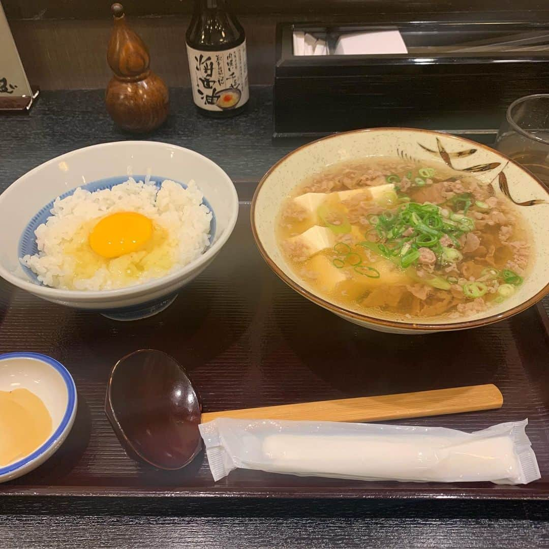 青山日和さんのインスタグラム写真 - (青山日和Instagram)「ㅤㅤㅤㅤㅤㅤㅤㅤㅤㅤㅤㅤㅤ ㅤㅤㅤㅤㅤㅤㅤㅤㅤㅤㅤㅤㅤ 久々に肉吸いの千とせさん🙂 ㅤㅤㅤㅤㅤㅤㅤㅤㅤㅤㅤㅤㅤ 大阪にはたくさんのお洒落なお店もあったり、名物の粉もんがあったりするけど ㅤㅤㅤㅤㅤㅤㅤㅤㅤㅤㅤㅤㅤ 是非大阪に来たら食べて欲しい と個人的にはお勧めしている🍽 ファンも多い名店だと思う。 ㅤㅤㅤㅤㅤㅤㅤㅤㅤㅤㅤㅤㅤ うどん入れてもいいけど、 私はいつも肉吸い豆腐入りに卵かけご飯🍳 ㅤㅤㅤㅤㅤㅤㅤㅤㅤㅤㅤㅤㅤ 優しい、でも美味しい。 相変わらずの最高さでした。 ㅤㅤㅤㅤㅤㅤㅤㅤㅤㅤㅤㅤㅤ ちなみによく聞かれるたこ焼き屋さんのオススメは 絶対 あべのたこ焼きやまちゃん🐙梅田や難波とかにもあるよ🐙 ㅤㅤㅤㅤㅤㅤㅤㅤㅤㅤㅤㅤㅤ 私はヤングBがすき！ 本当に生地自体にとてもだしが効いていて美味しいですので、ぜひー！ ㅤㅤㅤㅤㅤㅤㅤㅤㅤㅤㅤㅤㅤ #大阪グルメ #大阪ご飯 #大阪ごはん #大阪名物 #観光 #大阪観光 #肉吸い #千とせ #卵かけご飯 #優しい #たこ焼き #やまちゃん #あべのたこやきやまちゃん #オススメ #osaka #osakatravel #osakafood #osakajapan #あおやまご飯日記」6月16日 13時26分 - hiyo131131