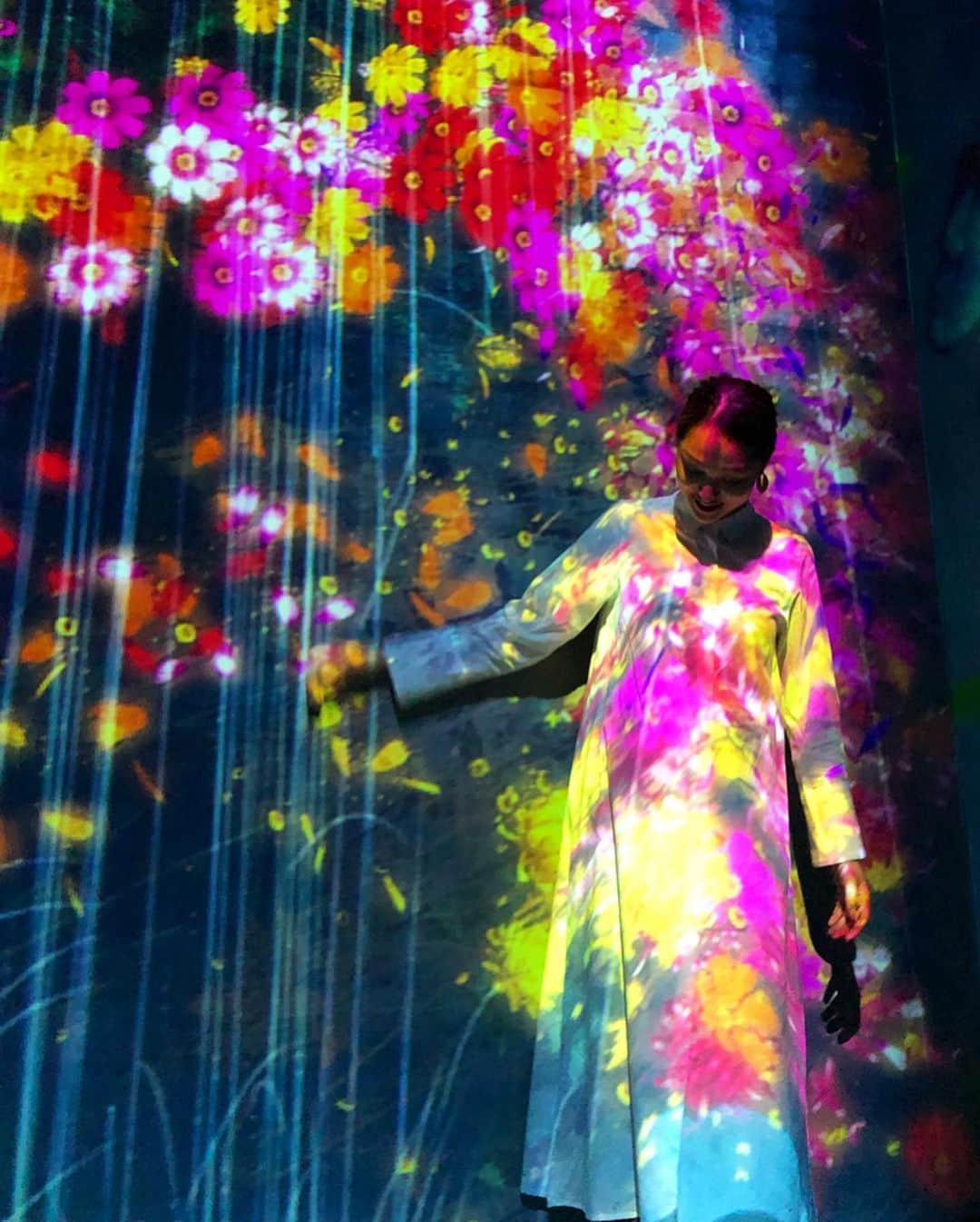 福間文香のインスタグラム：「#teamlab  ずっと気になっていた チームラボに🚶‍♀️🚶‍♂️ 不思議な空間😳~ 独特な世界観にすっかり しっかり入り込んでしまいました🧚‍♀️🤦‍♀️🌟 #teamlabborderless  #degitalart  #museum  #flowerstagram  #amazingexperience」