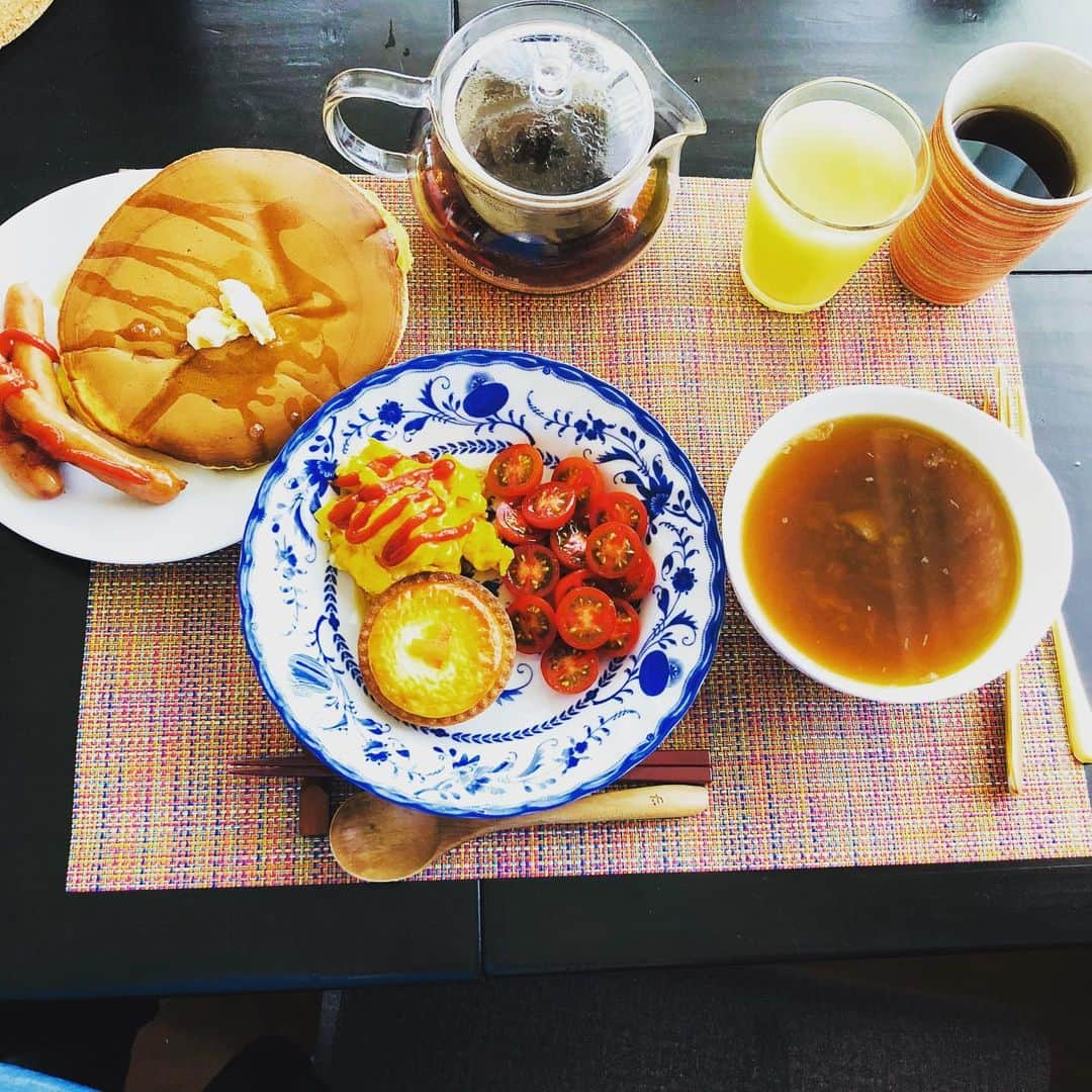 田野辺実鈴さんのインスタグラム写真 - (田野辺実鈴Instagram)「今日のおうちランチ♪ きのう、自由ヶ丘のＢＡＫＥ CHEESE TARTを買ったので、 カフェ風のメニューにしてみました❣️ ホットケーキも焼いたので、 お腹いっぱい(๑>◡<๑)  #カフェメニュー #おうちランチ #おうちカフェメニュー #今日のランチ  #bakecheesetart #自由ヶ丘」6月16日 13時29分 - misuzu_tanobe