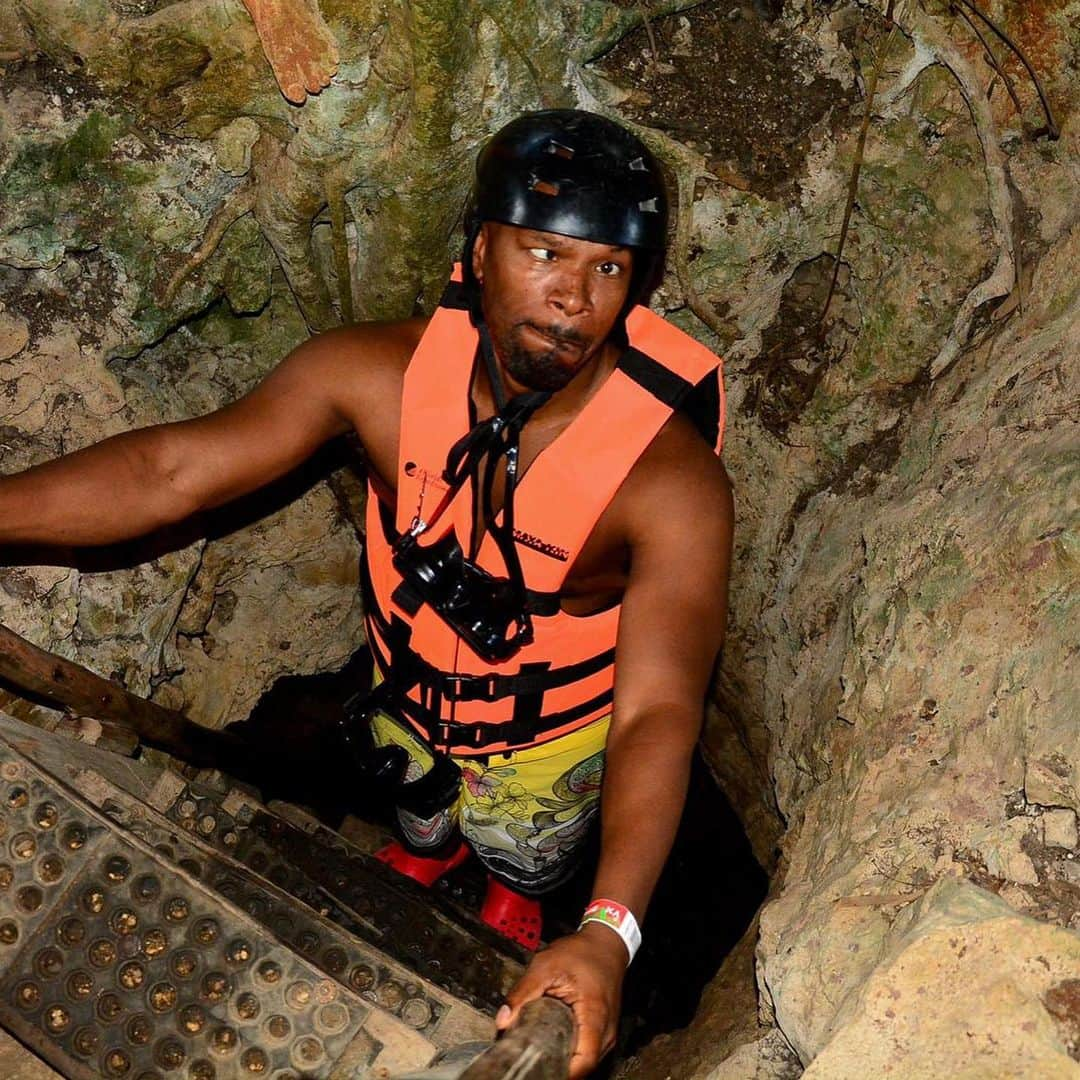 ジェイミー・フォックスさんのインスタグラム写真 - (ジェイミー・フォックスInstagram)「A niccah went spelunking today... for all of y’all that don’t know big ass words... I went down into a cave... the shit was amazing and humbling at the same time... amazing because we was under  ground in water 750 ft deep in places... humbling because the cave was 65 million years  old!!!! ... blessed that I could share it with my daughter... then I was like damn... we better live our lives to the fullest... cause we just a blink of an eye 👁.... #daddydaughtertime #caves #mexico #mayans #cenotes」6月16日 13時40分 - iamjamiefoxx