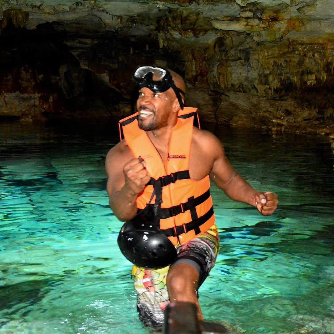 ジェイミー・フォックスさんのインスタグラム写真 - (ジェイミー・フォックスInstagram)「A niccah went spelunking today... for all of y’all that don’t know big ass words... I went down into a cave... the shit was amazing and humbling at the same time... amazing because we was under  ground in water 750 ft deep in places... humbling because the cave was 65 million years  old!!!! ... blessed that I could share it with my daughter... then I was like damn... we better live our lives to the fullest... cause we just a blink of an eye 👁.... #daddydaughtertime #caves #mexico #mayans #cenotes」6月16日 13時40分 - iamjamiefoxx