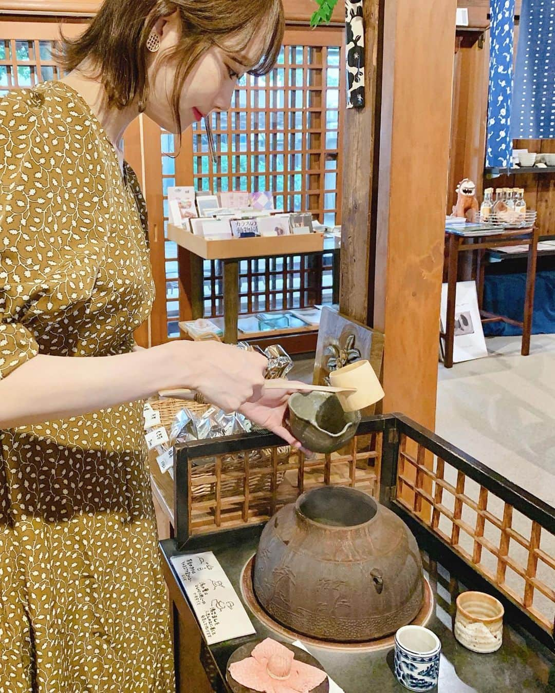 佐藤瀬奈さんのインスタグラム写真 - (佐藤瀬奈Instagram)「調神社の隣にある古民家カフェ⛩✨⠀ ⠀ 木のぬくもりと香りを感じられる店内で飲むお茶は 格別でした…☺️🍵⠀ ⠀ 時間がゆったりと流れていて こんなにリラックスできて癒されたカフェは 初めてかも🥺⠀ ⠀ この日はすごく暑い日だったけど 神社が近いからかカフェの付近は涼しくて 気持ちよかったなぁ☺️💓⠀ ⠀ お気に入りのカフェがまた1つ増えました♡♡ ・ ・ ・ #楽風#古民家カフェ#調神社」6月16日 13時36分 - senapuu