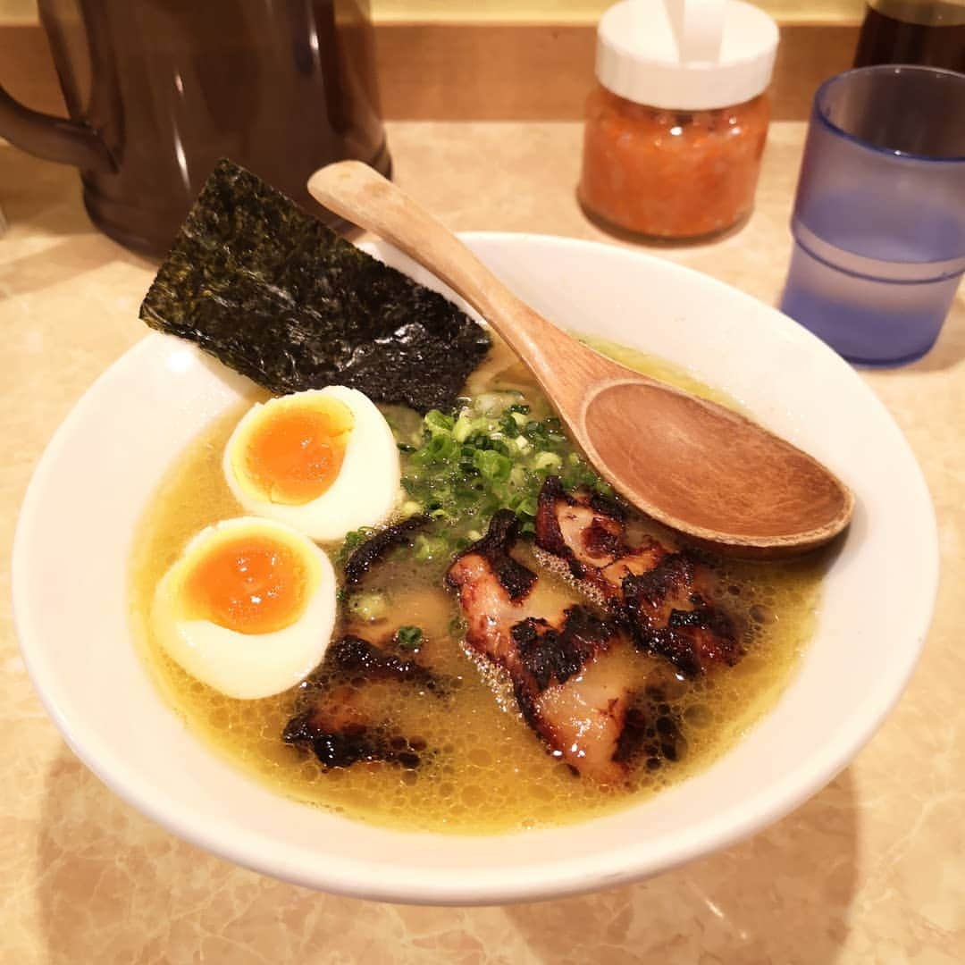 福田賢二のインスタグラム：「朝から頑張ったのでご褒美の鶏ポタを🍜スペシャルに。美味かった〜👍 #ラーメン #暑いな」