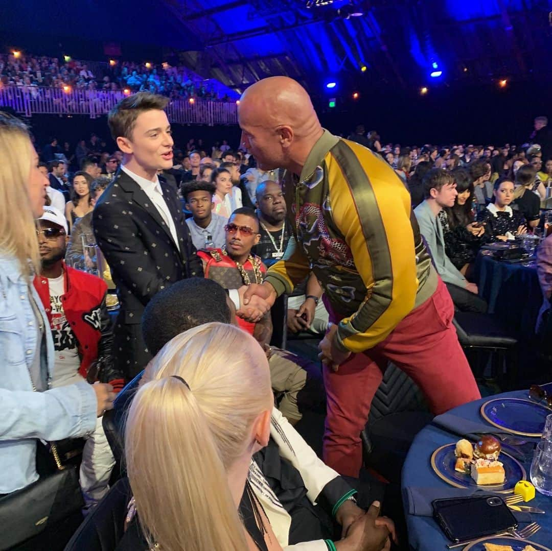 ノア・シュナップさんのインスタグラム写真 - (ノア・シュナップInstagram)「if u zoom in on my handshake w the rock u can see my hand being slowly crushed ; styling by @fendi @philippeuter @simonegrooming」6月16日 13時54分 - noahschnapp