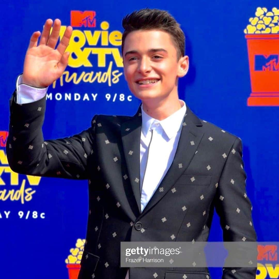 ノア・シュナップさんのインスタグラム写真 - (ノア・シュナップInstagram)「if u zoom in on my handshake w the rock u can see my hand being slowly crushed ; styling by @fendi @philippeuter @simonegrooming」6月16日 13時54分 - noahschnapp