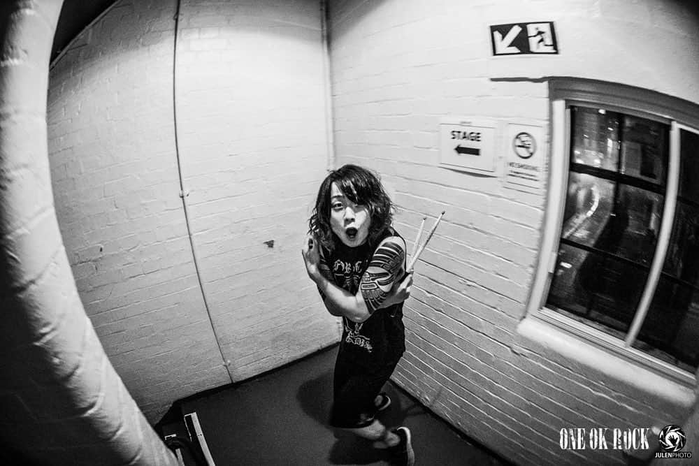 Julen Esteban-Pretelのインスタグラム：「In December of 2015 I made a short trip to the UK to shoot @oneokrockofficial at their London show. The night was cold as @tomo_10969 clearly felt while going to the stage. The low temperatures didn’t prevent them from having a great concert. #throwback from XXXV Europe Tour 2015 #TOURDREAMS #julenphoto #oneokrock  Shot with @nikonjp: Nikon D7100, Nikkor DX 10.5mm f/2.8, ISO3200, 10.5mm 1/40s at f/2.8, no flash #nikon #nikonjp #clubnikonjapan」
