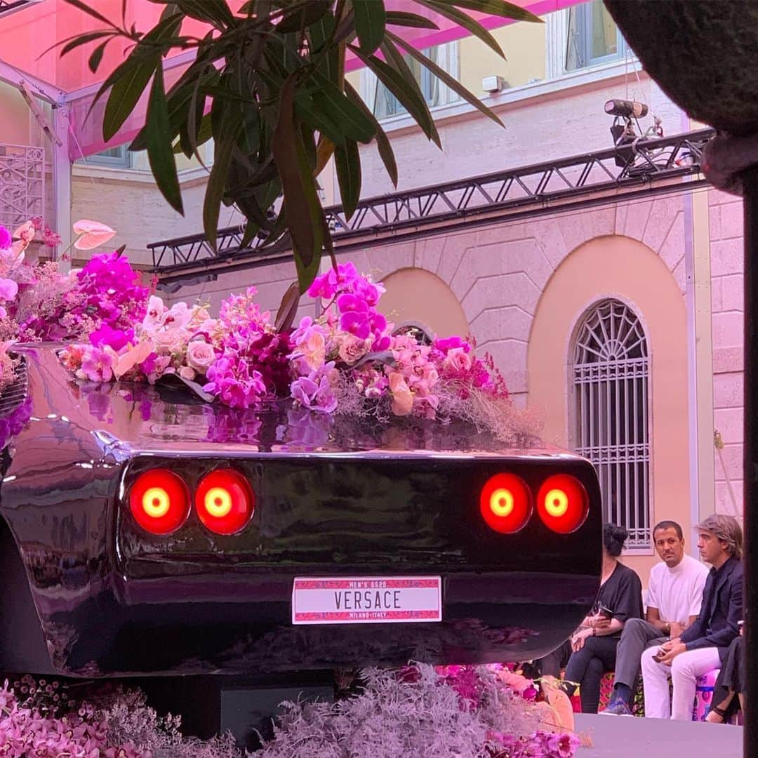 Apparel-web.comさんのインスタグラム写真 - (Apparel-web.comInstagram)「Versaceは花と車でランウェイをデコレーション #versace #car #flower #mfw #milano #fashionweek #menswear #fashion #style #ミラノ #メンズ #ファッション #ヴェルサーチェ」6月16日 14時01分 - apparelweb