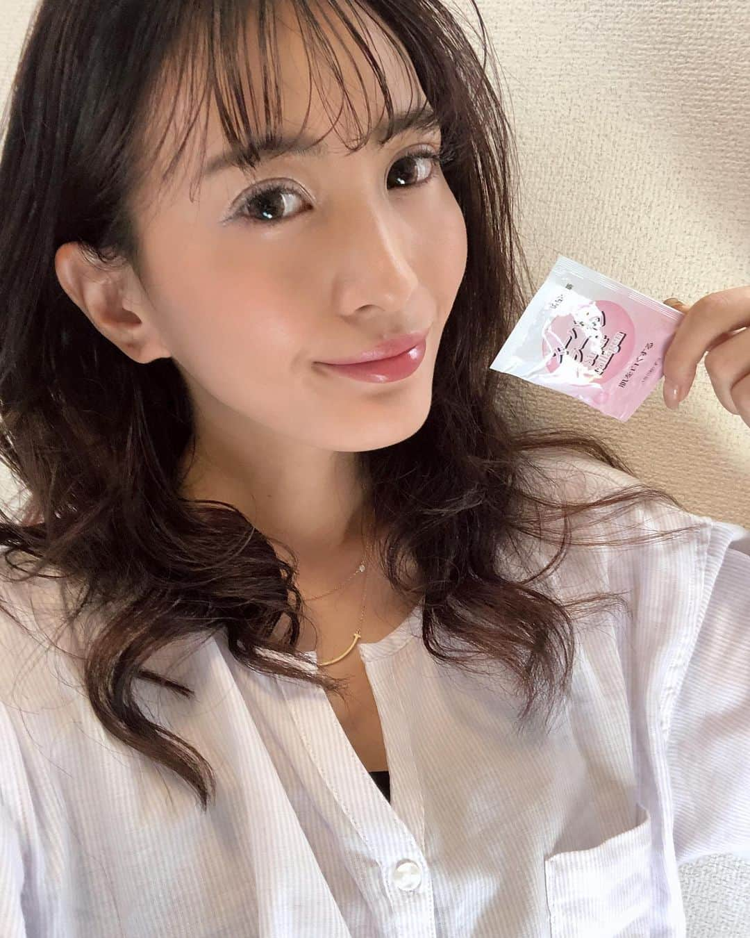 ANNA 杏奈さんのインスタグラム写真 - (ANNA 杏奈Instagram)「✈︎ 最近のお肌の秘訣💋 もともと地黒だけど、香港で発売される日本製サプリメント沢田製薬のスーパーコラーゲンのモニターをしています🧡 最近ちゃんと日中と夜飲んでいるんだけど、特に今日は日差しが強かったな〜と思う日は1日3回飲んでる🕺 シミ予防頑張るー🤣 ・ ・ #沢田製薬 #コラーゲンタブレット  #美白 #天然サプリメント #日本製 #CoQ10 #燕の巣 #ビタミンEパウダー  #肌に弾力と潤 #supercollagen #vitamin #skinwhitening #antiaging #madeinjapan #美肌 #薏苡仁 #ハトムギ #燕窩」6月16日 14時03分 - anna_maria_end18