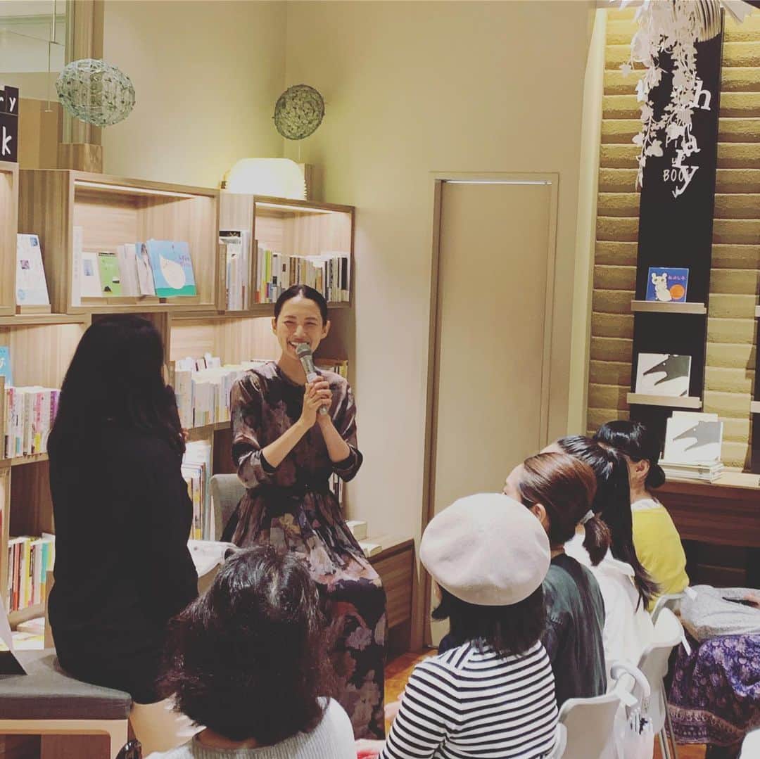 浜島直子さんのインスタグラム写真 - (浜島直子Instagram)「昨日伊勢丹で行われたメイクイットアンドコーのトークイベント。 あいにくの雨にもかかわらず、たくさんの方にお越しいただいたこと、本当に嬉しいです！ みなさまありがとうございました✨  ちょうど1年前もこのトークイベントに呼んでいただいたのですが、1年前と比べて肌の調子がとても良かったので、今回はファンデーションの代わりに日焼け止めのB.Bクリームだけを塗って行きました。  メイクイットアンドコーのウォッシュオイルは妊娠中から使っているので、約5年間毎日毎日毎日毎日、雨の日も晴れの日もがっつりメイクの日もスッピンの日も、本気と書いてマジで使っています。  最初は「メイク落としも洗顔も身体も洗えてしかも保湿もできるなんて、時短に最高！🙌」と、便利さで使っていましたが、5年経った今、気が付けばファンデーションを塗らなくても良いくらい、安定した肌に。  週に1回はシャンプー前の頭皮マッサージにも使っているし、旅行の時もこれ1本で済むので本当に助かっています。 (写真5枚目は、昨日私が実際に買って帰ったラベンダーのウォッシュオイルビッグボトルと、旅行に便利なトライアルキットをサイズ違いで)  自分でも気がつかないうちになんとなく「イケてる」肌になれてたなんて、私はこのオイルを勝手に「コツコツエステオイル」と名付けましたよ、ええ👍(あ、今スタッフの皆さまから、そんなダサい名前やめてけれ〜！と声が聞こえたような…笑)  会場には絵本も用意していただいて、買ってくださったお客様にはサインもさせていただきました。 短時間でしたがお一人お一人とお話もできて、本当に嬉しかったなぁ。 近所に住んでいるという赤ちゃんを連れたママさん、是非今度公園で一緒に遊びましょう！ (2枚目の写真は、最近鉄棒にぶら下がりたい息子を必死で抱っこしてつかまらせているという話をしているところ。たぶん🤣) ・ 素晴らしい時間を、ありがとうございました😊 ・ #メイクイットアンドコー  #makeitandco #ウォッシュオイル #伊勢丹 #isetan  #ビューティーアポセカリー #beautyapothecary  #最後の写真は応援に来てくれたスタイリストの #清水けい子 さん #ありがとう〜〜🥰」6月16日 14時14分 - hamaji_0912