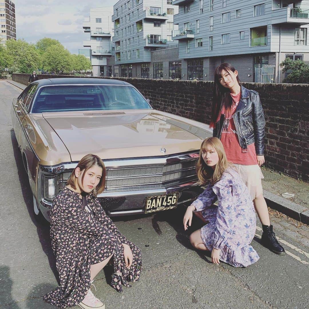 ザ・コインロッカーズのインスタグラム：「#憂鬱な空が好きなんだ  MV ㊗️1️⃣0️⃣0️⃣万回再生突破🚀 感謝✖️感謝✖️感謝！ 🇬🇧オフショット公開第5弾！  #コインロッカーズ  #コイロカ #俺スカ #主題歌 #london  #目指せ #150万回 #ヤングオート 感」