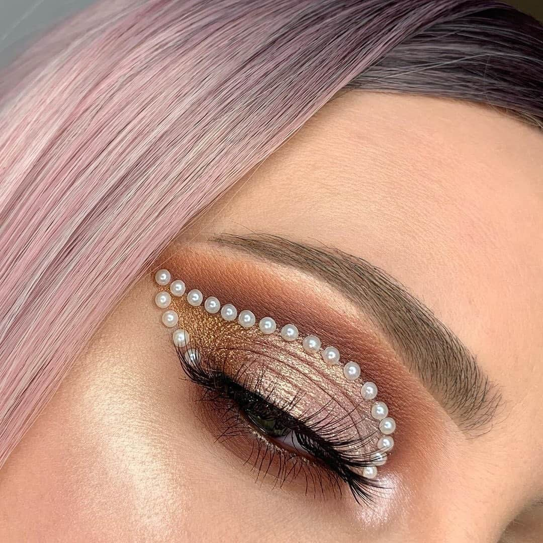 Anastasia Beverly Hillsさんのインスタグラム写真 - (Anastasia Beverly HillsInstagram)「This look is beautiful @magdalenamadlen  BROWS: #DipbrowGel in Taupe  EYES: Soft Glam Palette and Loose Pigments on the lid: Crystal,Daiquiri,Sand,Desert, and Icy on inner corner  GLOW: #ABHxAmrezy Highlighter」6月16日 14時23分 - anastasiabeverlyhills