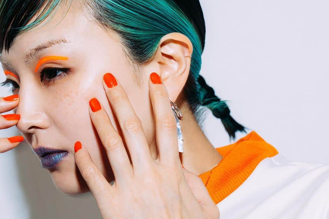 Young Juvenile Youthのインスタグラム：「もう夏ですね。 7月25日に @agnesb_officiel とのコラボレーションで、12inch アナログレコード 「Dialogue」をリリースします すごく良い作品が出来ましたので皆さまお楽しみに😚  #YoungJuvenileYouth  #dialogue  #agnesb」