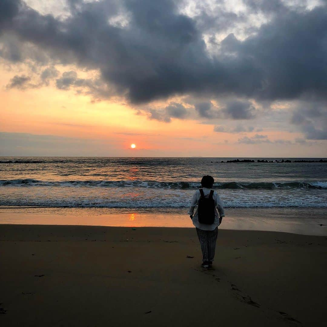 ヤマザキマリさんのインスタグラム写真 - (ヤマザキマリInstagram)「夕陽ではありません 今朝05:30の壱岐の海岸にて」6月16日 14時20分 - thermariyamazaki