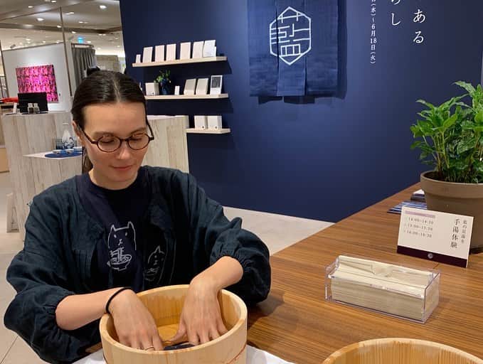 田沢美亜さんのインスタグラム写真 - (田沢美亜Instagram)「こんにちは。 去年からスタートしたプロジェクト 『藍のある暮らし』 @ainoarukurashi  やっと皆さんにご報告ができます。 プロダクト販売がスタートします！！ 先掛けて、梅田阪急にて期間限定ポップアップにて販売を行います。 料理家・青山有紀さんと開発したプロダクト、 藍染色作家・村上千晶さんの商品など他、藍の体験もできるスペースとなっています。　 藍の新たな魅了を感じて頂ける空間となっておりますので、 是非お近くの方はお立ち寄りください。 お待ちしています。 16日(日)には青山有紀さんが会場にてスペシャルな藍茶を呈茶します。  詳しくは ↓　↓　↓ @ainoarukurashi  #藍のある暮らし #青山有紀 #村上千晶 #uraku_tokyo」6月16日 14時24分 - miatazawa