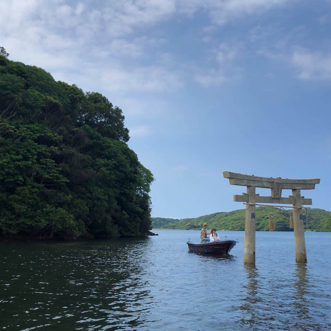 ヤマザキマリさんのインスタグラム写真 - (ヤマザキマリInstagram)「壱岐のモン・サン・ミシェルにて 満潮時は鳥居を船で通り抜ける」6月16日 14時25分 - thermariyamazaki