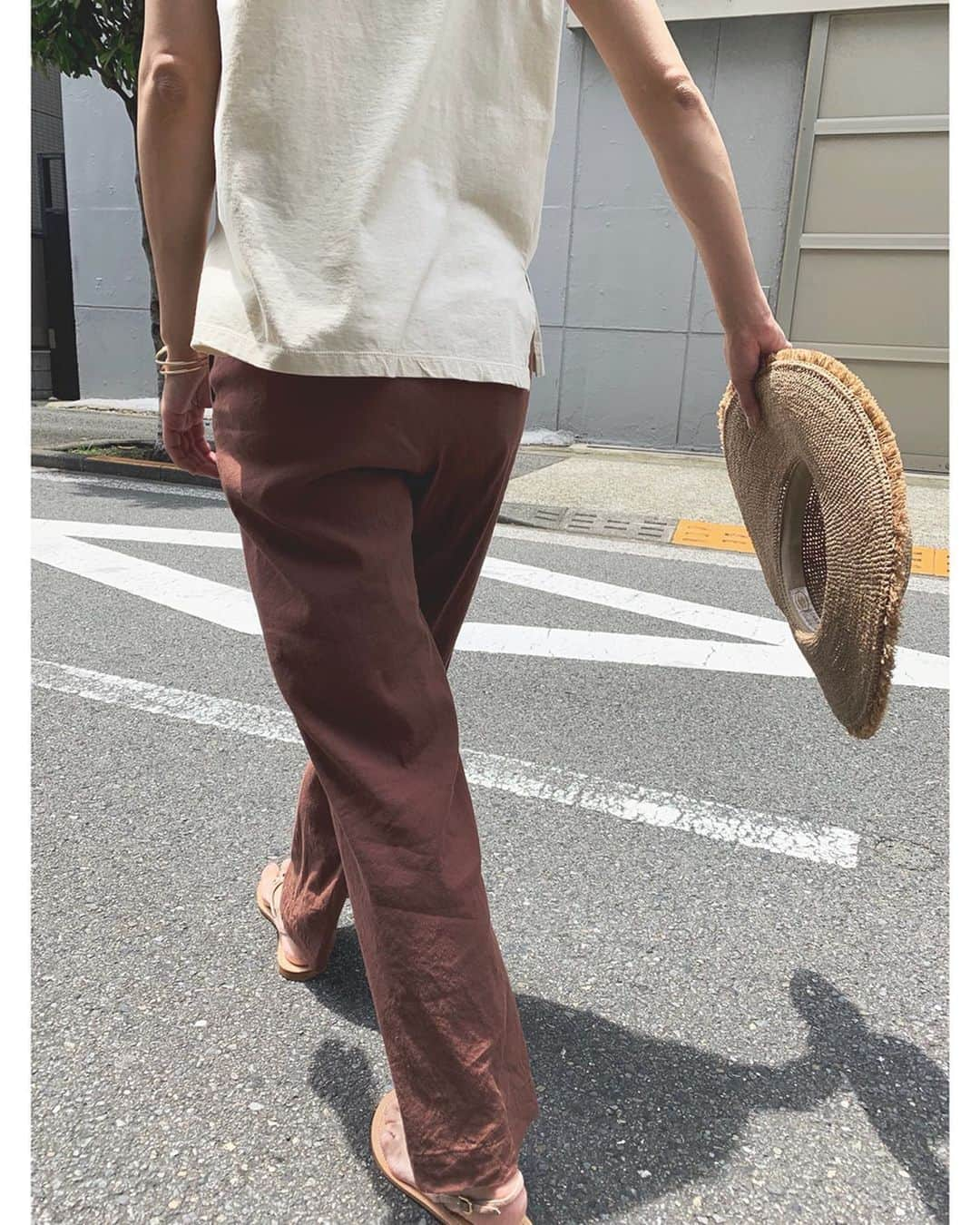 23区さんのインスタグラム写真 - (23区Instagram)「#23KU_DAYS 🚶‍♂️﻿ ワイドベイカーパンツを着回しコーディネート👖✨﻿﻿ ﻿ ベイカーディテールを取り入れたストレートシルエットのワイドパンツは、太くなり過ぎないシルエットでラインが綺麗◎着回しにもってこいの優秀アイテムです🙆‍♀️﻿ 今日はCAMEL COLORのコーディネートをご紹介。﻿ ﻿﻿ ﻿ ✔️七分袖のリネンシャツは軽く羽織って夏らしく！﻿ ハットやかごバッグなどのアイテムを取り入れると、夏らしい休日スタイルに◎﻿ ﻿﻿ ✔️BEIGE×CAMELの組み合わせで今年らしいカラーコーディネートが🙆‍♀️ネックレスをプラスして、上品なカジュアルスタイルに◎﻿ ﻿ ﻿ ﻿ -------------------------------------------------﻿﻿ SHOES : @tkees SEBYKM9846 ¥10,000+tax﻿﻿ SHOES :  #ilsandalo SEBYKM0942﻿ ¥33,000+tax﻿﻿﻿ -------------------------------------------------﻿﻿ ﻿﻿ #23区 #23區 #MYSTANDARD23 ﻿﻿﻿ #東京 #コーデ #ワイドパンツ #ベイカーパンツ #パンツコーデ #着まわし #着まわしコーデ #リラックスコーデ  #アースカラー #ベージュコーデ #リネンブラウス #シャツコーデ #サンダル #fashion #style #relaxstyle #relaxfashion #code #coordinate #TKEES」6月16日 14時29分 - 23ku_official