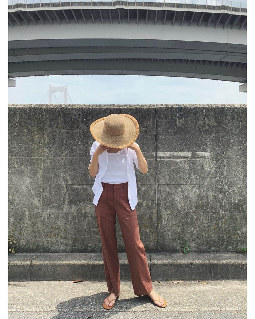 23区さんのインスタグラム写真 - (23区Instagram)「#23KU_DAYS 🚶‍♂️﻿ ワイドベイカーパンツを着回しコーディネート👖✨﻿﻿ ﻿ ベイカーディテールを取り入れたストレートシルエットのワイドパンツは、太くなり過ぎないシルエットでラインが綺麗◎着回しにもってこいの優秀アイテムです🙆‍♀️﻿ 今日はCAMEL COLORのコーディネートをご紹介。﻿ ﻿﻿ ﻿ ✔️七分袖のリネンシャツは軽く羽織って夏らしく！﻿ ハットやかごバッグなどのアイテムを取り入れると、夏らしい休日スタイルに◎﻿ ﻿﻿ ✔️BEIGE×CAMELの組み合わせで今年らしいカラーコーディネートが🙆‍♀️ネックレスをプラスして、上品なカジュアルスタイルに◎﻿ ﻿ ﻿ ﻿ -------------------------------------------------﻿﻿ SHOES : @tkees SEBYKM9846 ¥10,000+tax﻿﻿ SHOES :  #ilsandalo SEBYKM0942﻿ ¥33,000+tax﻿﻿﻿ -------------------------------------------------﻿﻿ ﻿﻿ #23区 #23區 #MYSTANDARD23 ﻿﻿﻿ #東京 #コーデ #ワイドパンツ #ベイカーパンツ #パンツコーデ #着まわし #着まわしコーデ #リラックスコーデ  #アースカラー #ベージュコーデ #リネンブラウス #シャツコーデ #サンダル #fashion #style #relaxstyle #relaxfashion #code #coordinate #TKEES」6月16日 14時29分 - 23ku_official